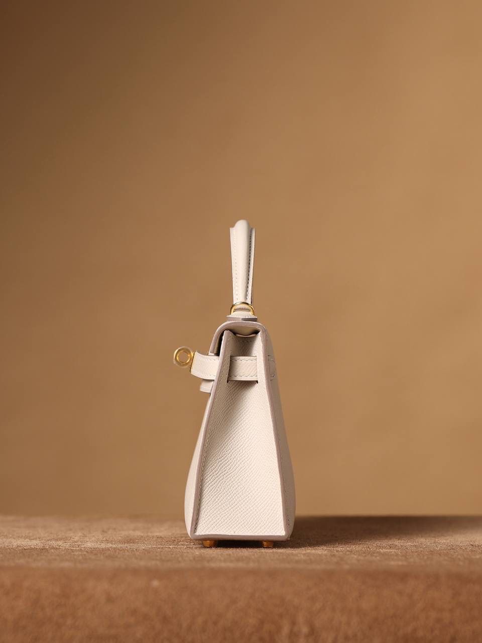 HERMES 爱马仕 Mini Kelly 二代 👜✨ Mini Kelly 二代 奶昔白金扣 高清实拍图 尺寸：19*12*6cm Hermès爱马仕是世界著名的奢侈品品牌，1837年由Thierry Hermès创立于法国巴黎。爱马仕早年以制造高级马具起家，迄今已有180年的悠久历史。 其整个品牌从整体到细节以及专卖店，都弥漫着浓郁的以马文化为中心的深厚底蕴🎀