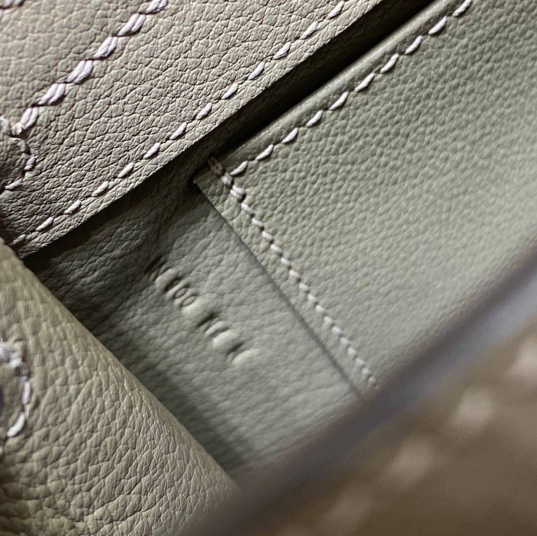 『沥青灰·金』 ‘’Kᴇʟʟʏ ᴅᴀɴsᴇ • Evercolor 🎀 时尚圈就是一个圆！ 最厉害的就是六种背法： 斜背、侧背、肩背、腰包、背包、手包 集美们一定要安排起来‼️ 22Cm