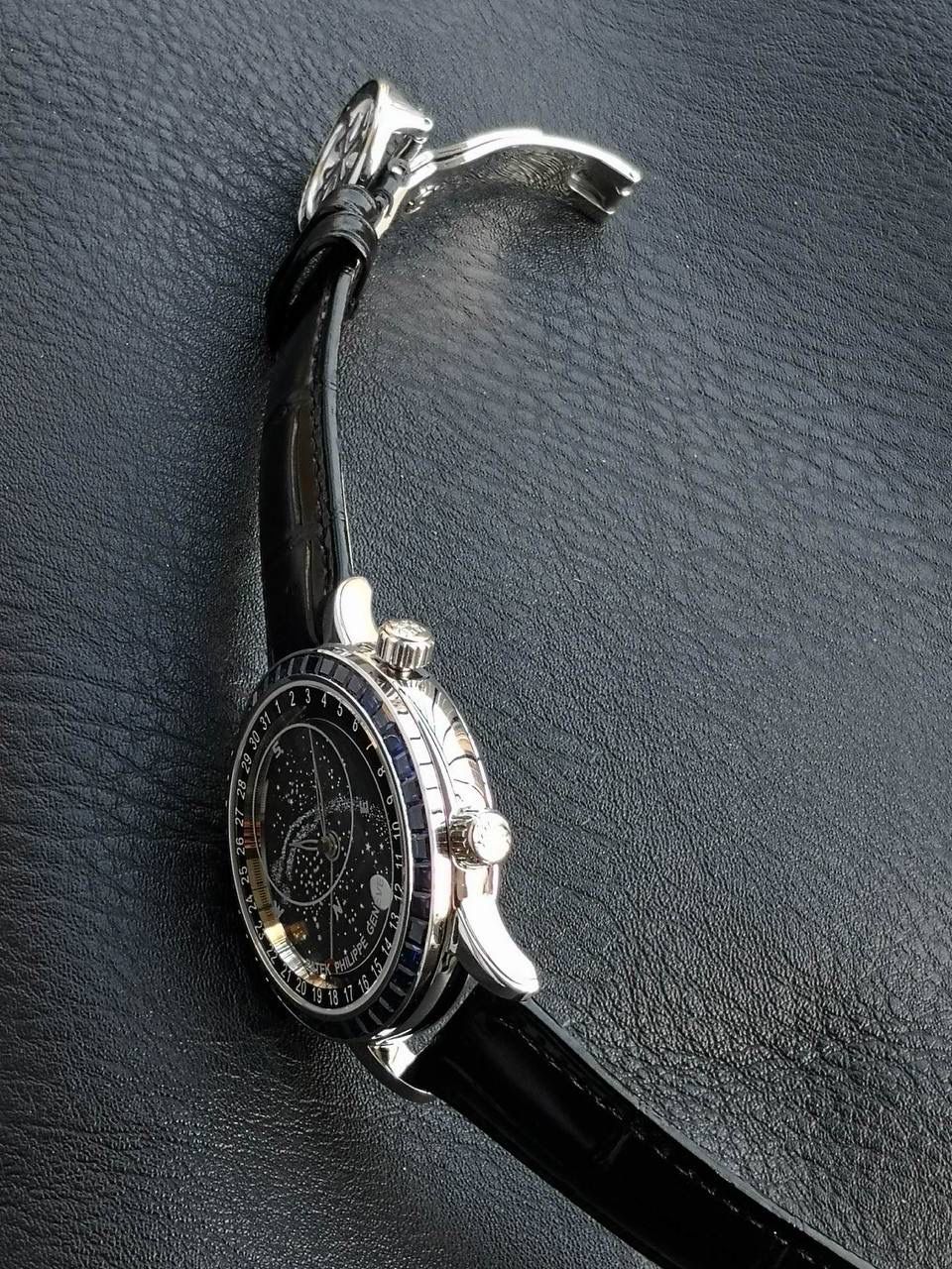 百达翡丽PP-6104G 日内瓦苍穹系列 市场顶级复刻神作震撼来袭！ 搭载原装进口miyota全自动机械机芯改制Cla.240机芯，搭配原装珍珠18K金自动锤，走时精准稳定，性能媲美正品；表圈镶嵌45颗璀璨宝石，表扣点缀28颗珍稀晶石，光影流转间尽显奢华质感；微拱形防眩目处理表镜，折射效果立体通透，让表盘细节清晰可见，质感再升一级💯💯