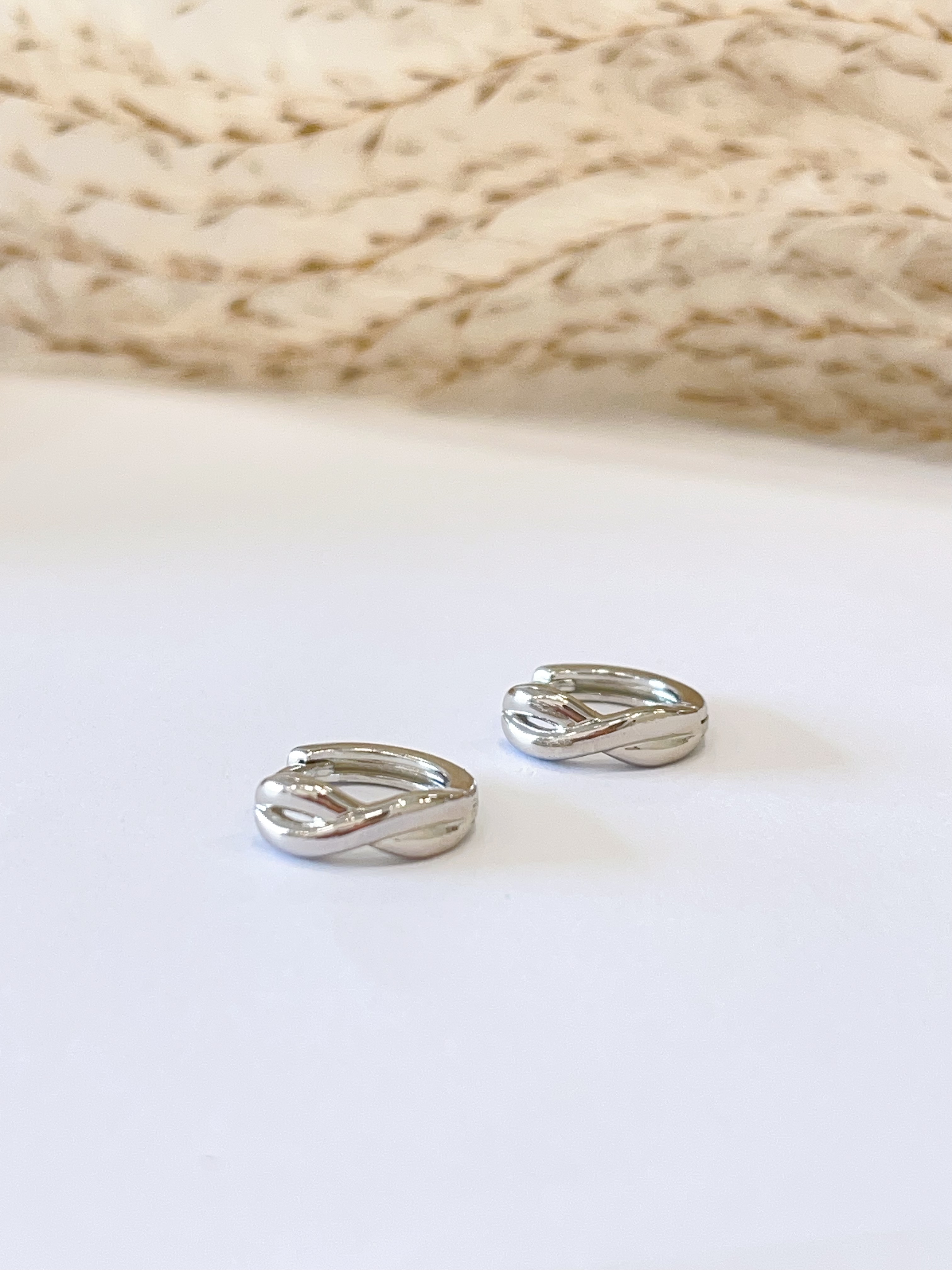 交叉线条设计耳环