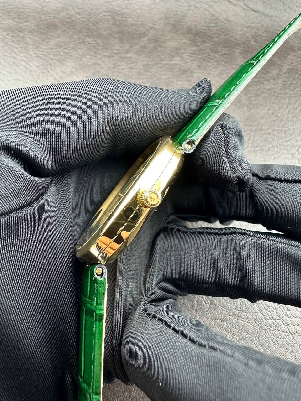 PP➕ Factory2025新品首发｜百达5738系列 68克配重版 复刻经典，更胜经典——GOLDEN ELLIPSE 黄金椭圆腕表重磅登场！ ✅ 黄金分割美学重塑：遵循1:1.6181经典比例，34.5MM×39.5MM椭圆表径搭配7.7MM纤薄厚度，复刻古典韵味与佩戴舒适度。 ✅ 316L精钢表壳：介于圆形与矩形之间的别致椭圆轮廓，还原原版线条张力，质感细腻出众。 ✅ 3D立体云贝母表盘：专属浮雕打印工艺，折射神秘深邃光泽，告别市面暗淡平庸款，上手自带高光。 ✅ 定制进口小牛皮表带：21X16尺寸对版原配，搭配同型椭圆表扣，与表壳设计遥相呼应，贴合手腕更显格调。 ✅ 9015精准机芯：走时稳定精准，兼顾实用性与耐用性，日常佩戴无压力。 PP➕不做“远观款”，只为呈现最接近原版的真实佩戴体验——从细节质感 to 上手触感，每一处都经得起近距离审视，让经典韵味在腕间完美延续！