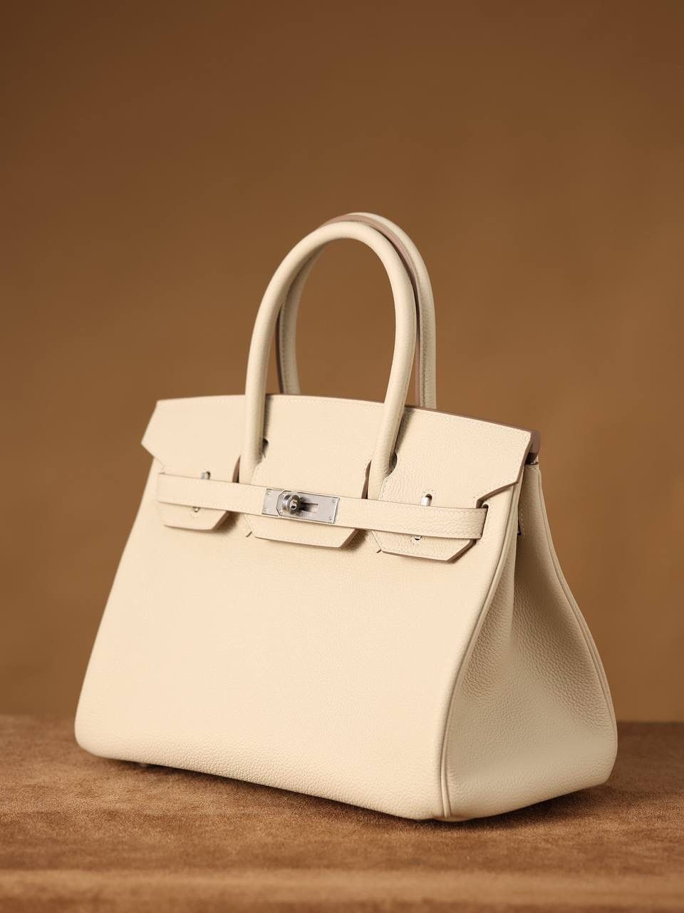 Hermes 爱马仕 Birkin30cm 奶昔白银扣👜✨ Birkin 独家渠道货 独家欧洲原厂皮原厂五金组装的ZP尾单货 尺寸：20 X 25 X 13CM 尺寸：22 X 30 X 16CM Birkin我们采用的是进口原厂Togo真皮，什么是Togo皮呢？ Togo皮：最经典的Birkin用皮。表面是均匀的颗粒状，类似荔枝纹，有光泽。皮质较硬，容易保持包包的形状，相对较轻，触感比较柔软，耐磨耐用； 我们用的是纯原、原厂皮就是和原版专柜一样的皮！