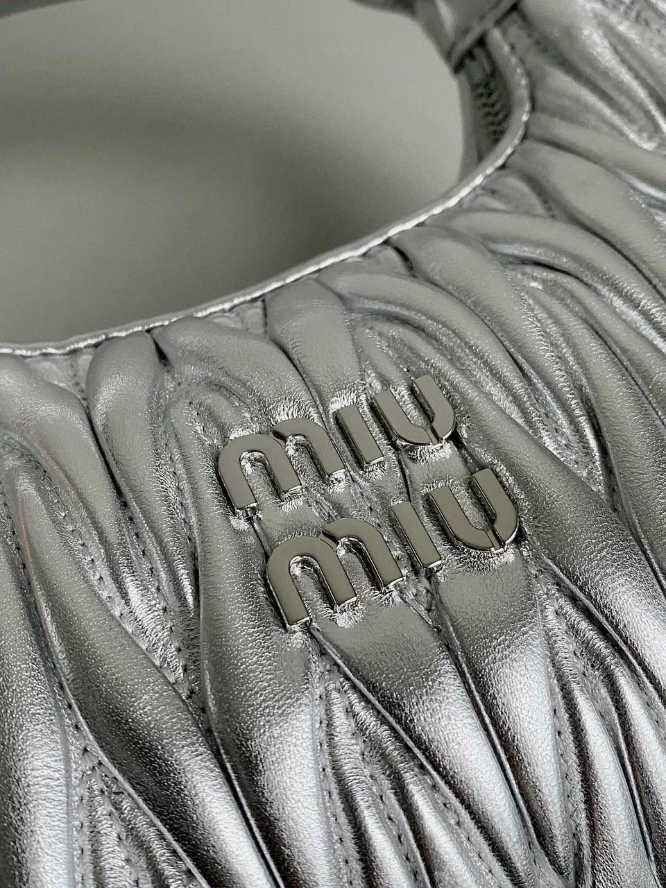 🈶银色小号 𝗠𝗶𝘂𝗠𝗶𝘂 𝗪𝗮𝗻𝗱𝗲𝗿 𝗛𝗼𝗯𝗼褶皱腋下 火爆全网都不用多说，人手一只的程度 我们用的是进口小羊皮！非国产皮料 肉眼可见的细腻，软软糯糯触感非常好！ 他家经典独特的褶皱工艺，是要有一定厚度 底料太薄了都做不出它的饱满和弹性 更不是市场通货干瘪瘪的褶皱，实在太假 我们新合作的老师傅在这细节上扣的很认真 一缕一折都有zp的神韵，且做到对版！！ 追求高品质的来 小号：17×20×6cm，#F0013m 中号：18x25x7cm