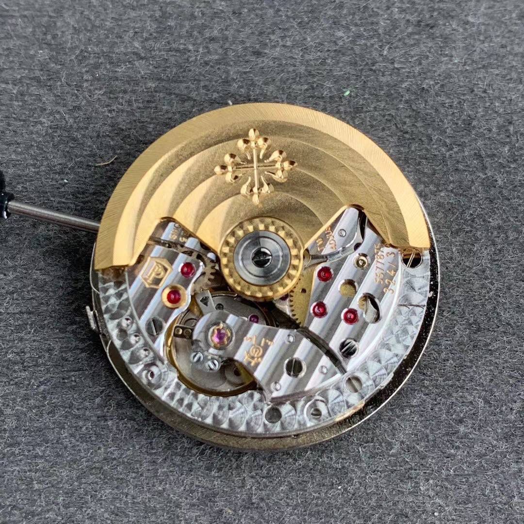 🔥全新PP百达..翡丽 复杂功能AQUANAUT旅行家＂手雷＂5164A系列＂V2＂超强升级版🔥 全新V2技术重点突破 1⃣️：升级最新机芯为PP. Cal.324 S C FUS 一体机，机芯摆轮位置实现与正品一致方向，现为市面最高版本。 2⃣️：新款字面巧克力颗粒感形状更立体 3⃣️：精益求精 V2版机芯主夹板字体更细致 升级为最新换代甲板鸽子血红宝石 实现最接近正品的工艺。