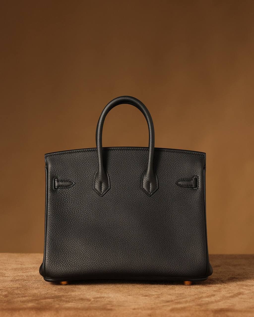 Hermes 爱马仕 Birkin25cm 黑色金扣👜✨ Birkin 独家渠道货 独家欧洲原厂皮原厂五金组装的ZP尾单货 尺寸：20 X 25 X 13CM 尺寸：22 X 30 X 16CM Birkin我们采用的是进口原厂Togo真皮，什么是Togo皮呢？ Togo皮：最经典的Birkin用皮。表面是均匀的颗粒状，类似荔枝纹，有光泽。皮质较硬，容易保持包包的形状，相对较轻，触感比较柔软，耐磨耐用； 我们用的是纯原、原厂皮就是和原版专柜一样的皮！