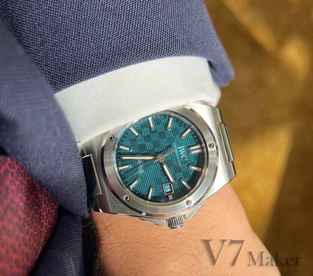全新原装钢带开模，所有结构同步原装，其材料，做工，佩戴感100%同步原装。 V7厂仍采用进口瑞士全新SW300机芯，性能同样出色，精准恒久，无返修烦恼！V7亦同时提供亲民版的海鸥2892稳定版供选，其外观细节均与瑞士版本一样。