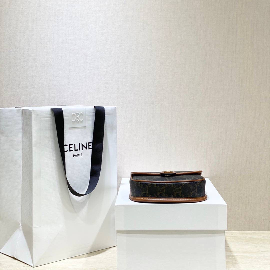 🔥大货实拍图 𝗖𝗘𝗟𝗜𝗡𝗘 ♥ 𝗧𝗥𝗜𝗢𝗠𝗣𝗛𝗘 𝗖𝗔𝗡𝗩𝗔𝗦 𝗕𝗘𝗦𝗔𝗖𝗘 嗨～复古老花yyds新草报道～圆滚滚的小马鞍很是讨喜🤩～ 型号：196702 尺寸：15*11*4cm