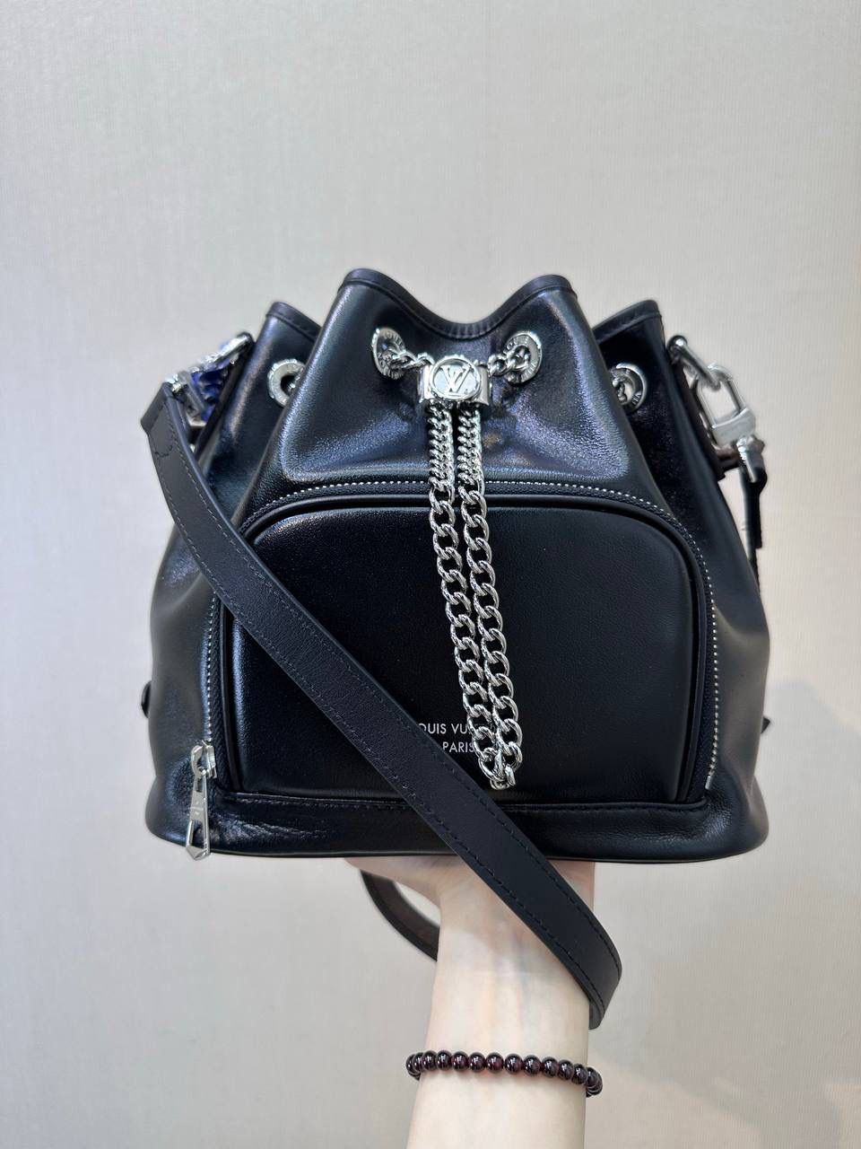 LV炫酷水桶包👜✨ 见多了 这么炫酷的还是第一次， lv本季最瞩目的一只水桶包， 以摩登摇滚型格 焕新经典Noé手袋元素， 正面凸出的拉链袋， 亮银色链条充当抽绳的设计， 将优雅灵动与时髦炫酷完美融合😍❤️