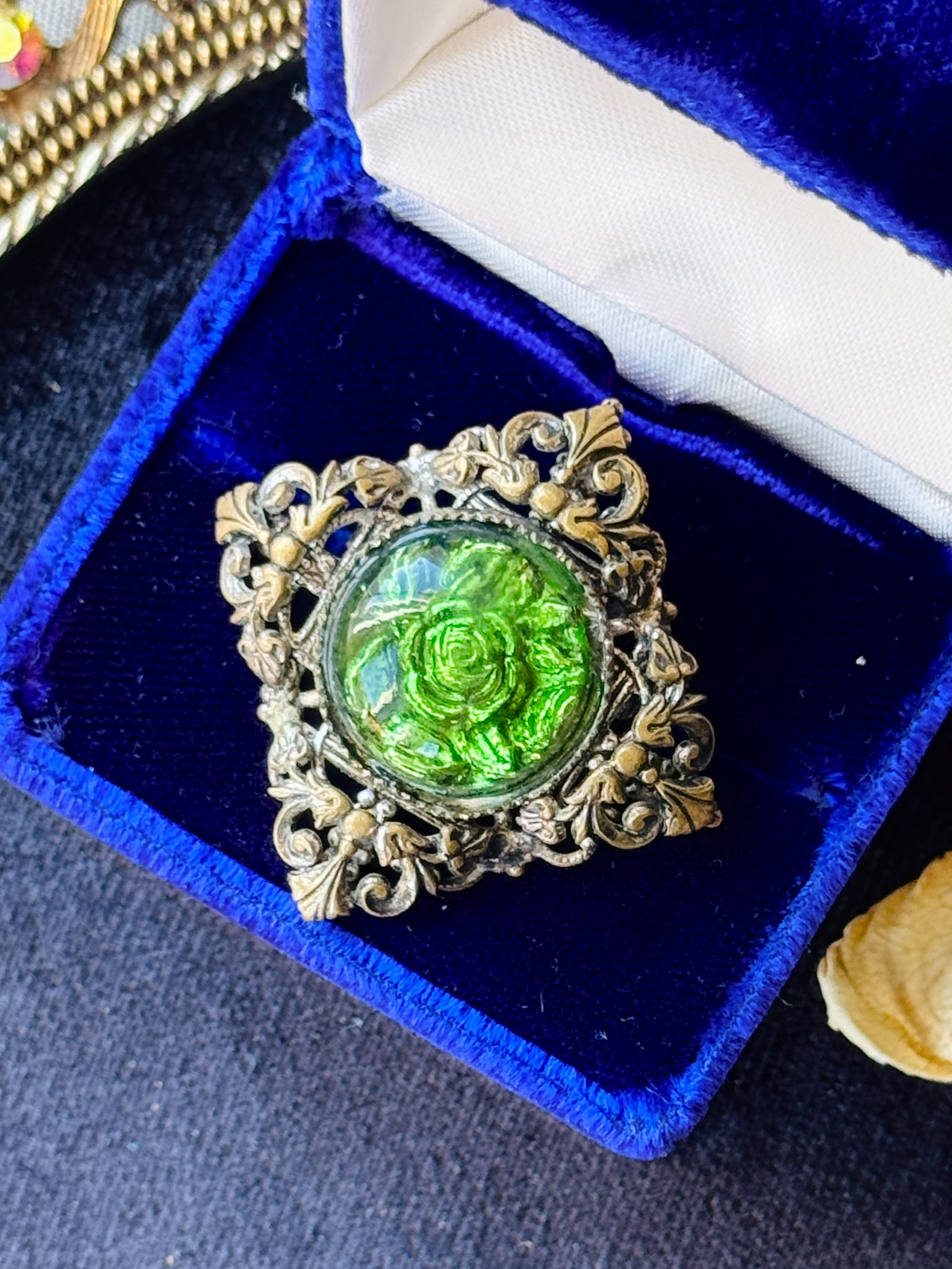 Vintage Czechoslovakian Green Floral Intaglio Art Glass Brooch (NZ126) 