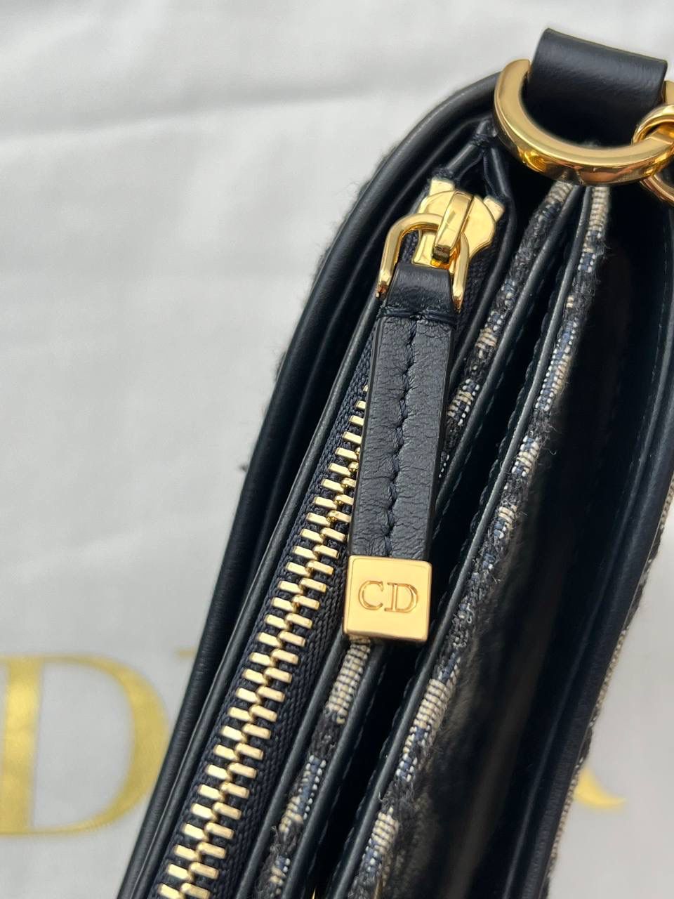 30 MONTAIGNE HOBO AVENUE👜✨ 尺寸：21 x 13 x 5 厘米 这款 Hobo Avenue 迷你手袋是二零二三秋季成衣系列新品，丰富了 30 Montaigne 系列，彰显复古魅力。 正面饰以同色调珐琅 CD 标志 宽大的隔层 2 个可拆卸小袋，其中一个设有 1 个拉链开合和 3 个卡槽 肩带链条部分采用同色调珐琅 CD 链环打造 配独家高定整套包装