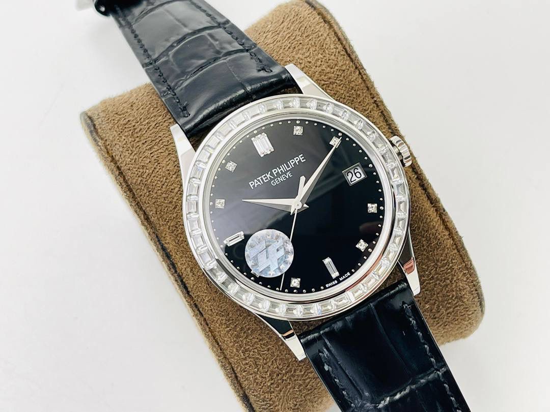 2021心诚所致，震撼推出精细美学代表之作——百达.翡丽古典表系列——5296V3版！【细节升级如下】腕表尺寸38mmX9mm 薄而有质！🤩😍 1⃣️完善表壳细节，提升打磨质量，独家还原出正品的完美比例和特有质感。 2⃣️刻度，指针采用最新的贵金属电镀技术加持，效果更佳出彩！ 3⃣️“锅盖型”微凸蓝宝表镜，版型与正品一致，效果通透，辨时清晰。 4⃣️【引领一体机时代】采用定制版Cal.324一体机——更薄，更稳，更像。 【表带】经典意大利小牛皮表带，纹路清晰，质感上乘。针式表扣打磨齐整光亮，通用原装无压力。