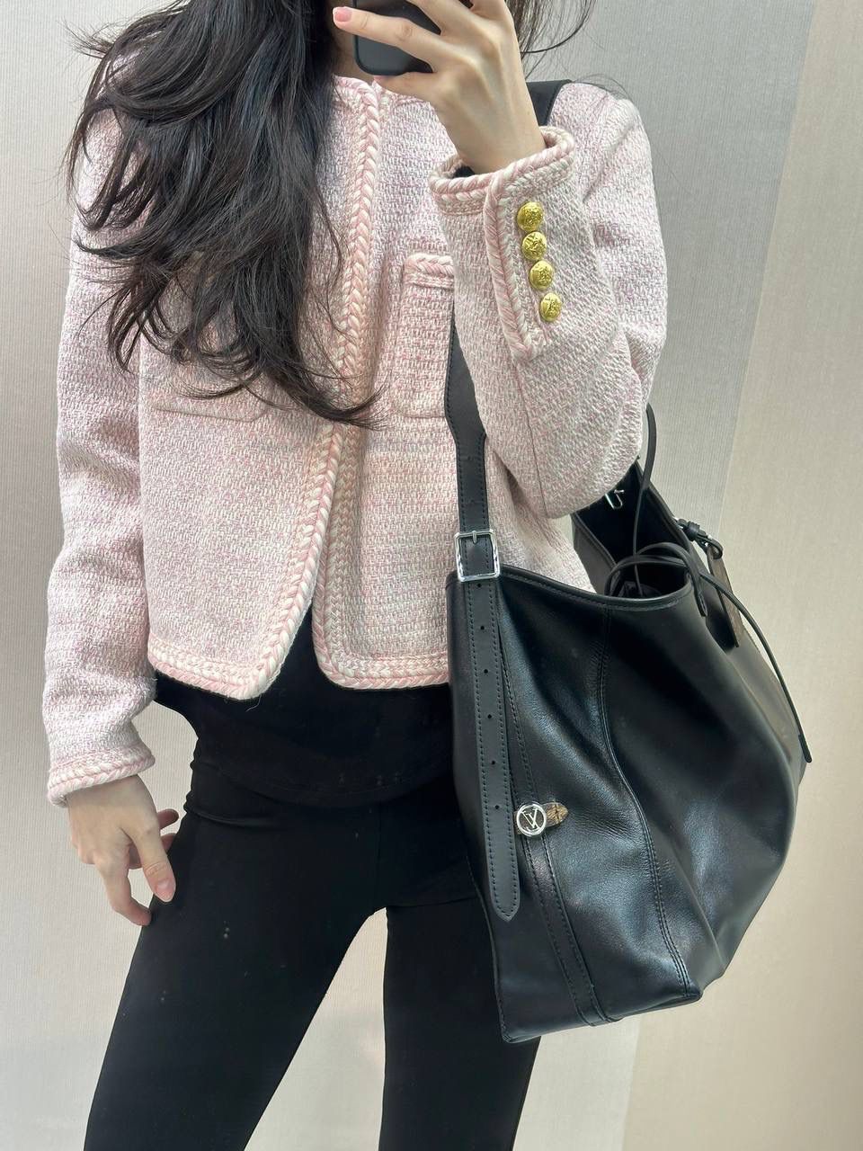 CARRYALL 黑色👜✨ 说到L*V carryall不知道大家第一个想到的是老花款，还是黑色羊皮款，反正我个人觉得最近黑色羊皮款是火的一塌糊涂，超级火，小羊皮的质感超级软糯，爱不释手，这款包的灵魂就是皮料，意大利小羊皮，你们上手自己感受～这款包包真的是太用心了，无论是外观还是实用性，都充满了品牌的精致工艺，全羊皮材质让整个包身散发出一种慵懒的松垮感😍 小号尺寸：33.5*23*15cm 大号尺寸：39*30*15cm