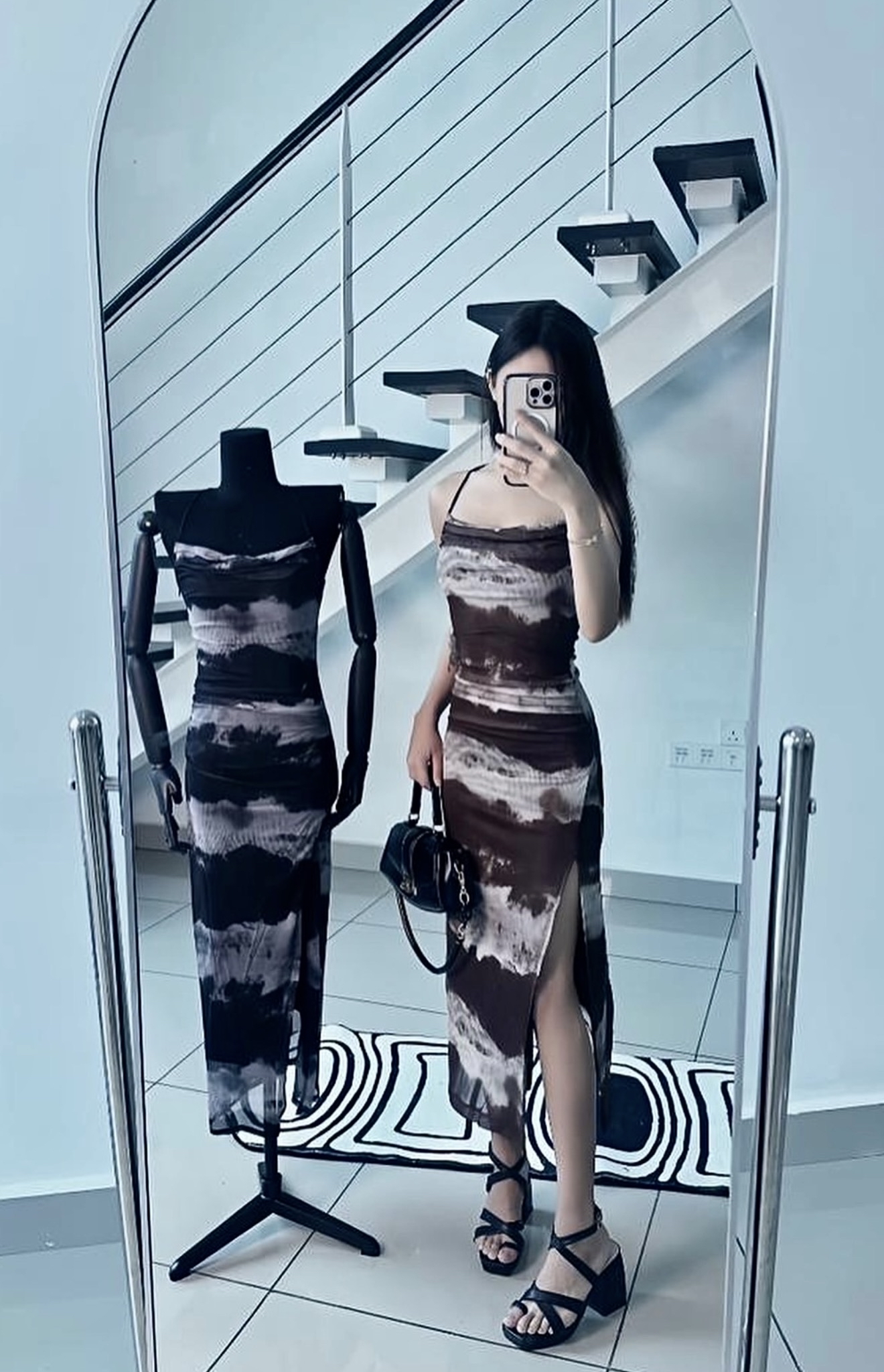 無袖緊身連身裙，大腿開衩