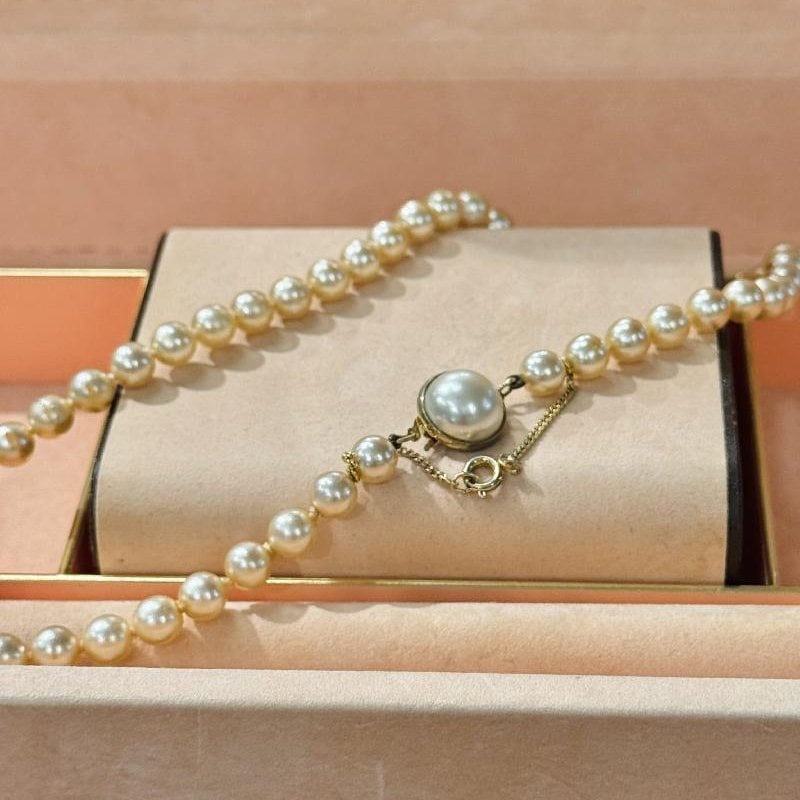 c.a. 1950s Elegant Hand-Knot Glass Pearl Short Necklace with Safety Chain (C053)