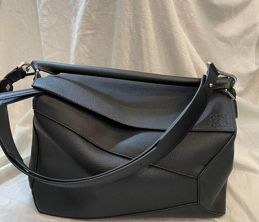 🎈大号𝘗𝘶𝘻𝘻𝘭𝘦 𝘌𝘥𝘨𝘦* ——【👉🏻黑色荔枝纹】 尺寸：𝟑𝟕-𝟏𝟗-𝟐𝟑𝐜𝐦 编码：260404 ❤️ 经典拼图系列，不规则立体几何设计，最具辨识度的立体廓形和几何美学，顶级进口机搭配德国沙菲线，独家定制五金，𝗬𝗞𝗞拉链拉头 ❤️容量超大，颜值高，四季百搭，日常出行通勤必备款