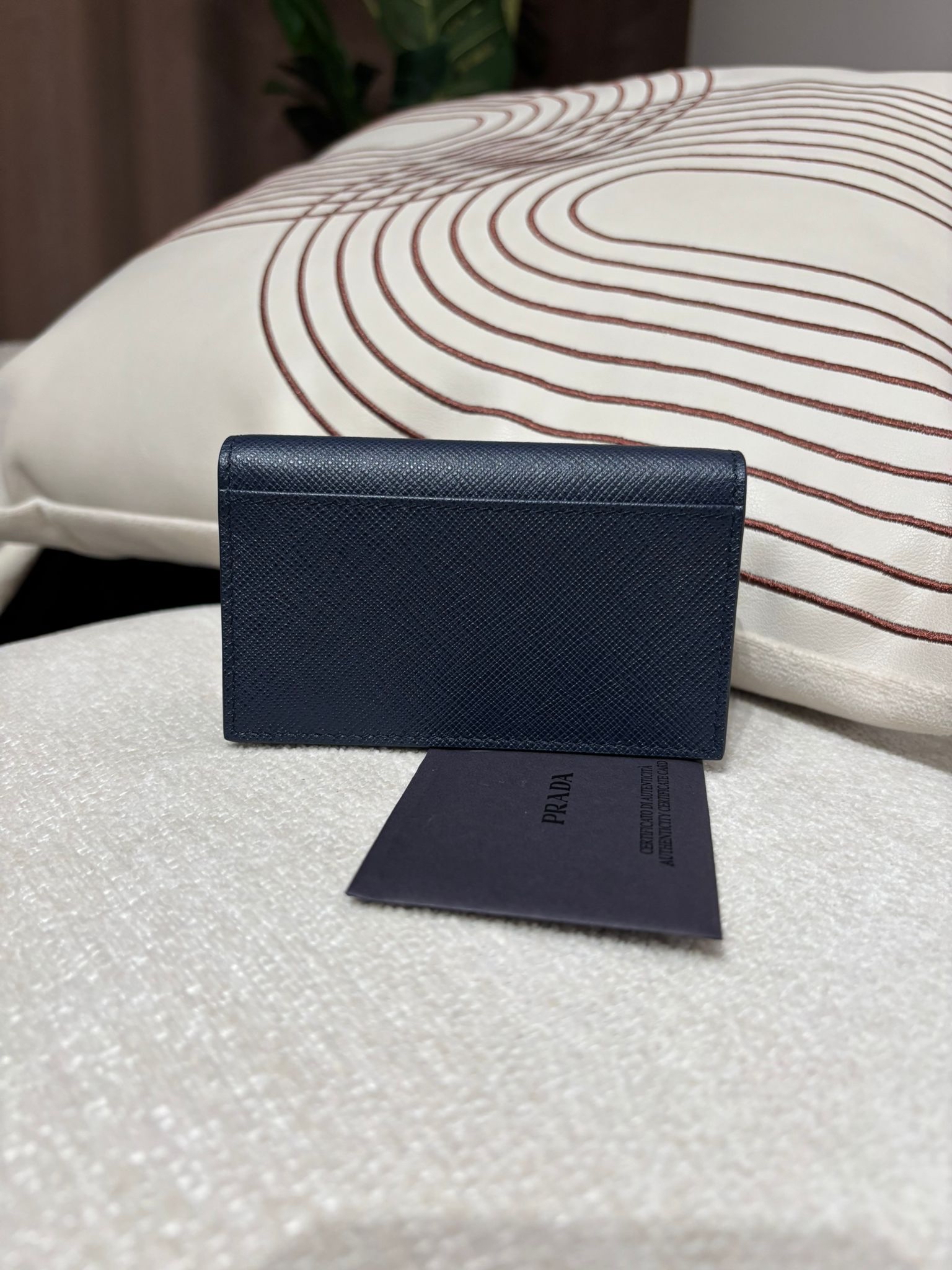 Prada card holder Calfskin,100%Authentic, 98%new tap ✅ certificate ✅ box