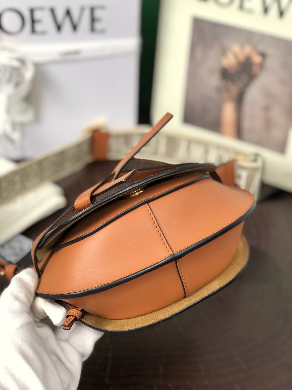 𝐆𝐚𝐭𝐞灵感来自于马鞍 构造精美利落，男女皆可gate！而之所以叫Gate呢，是因为包包的侧面金属插扣，像门的插哨一样。 全新MiNi Gate ✨ 小号:20-12.5-19（中部最宽处26cm） 编码:061711织带棕色 迷你:15-9.5-12.5（中部最宽处21cm） 编码:522127织带棕色