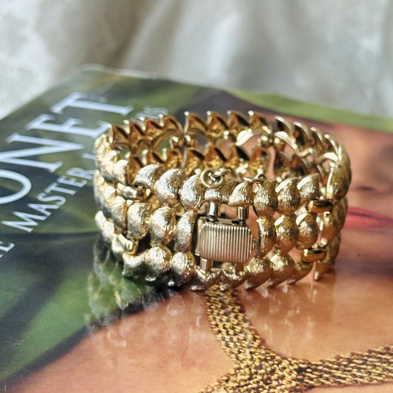 Monet C.a. 1950-60s Golden Sea Shell Bracelet - 7.5"(MT2452)