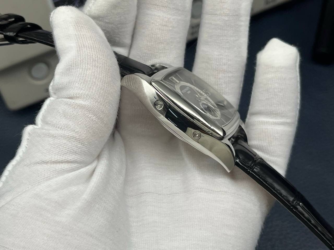 百达翡丽复杂多功能系列5135G--010重磅登场，迄今推出的首款Nautilus复杂腕表，以超复杂的工艺技术打造休闲运动腕表。 1⃣️小身板大能量：尽揽以下功能∶12点位日历功能 10点位星期功能 2点位星期功能 6点位24小时。所有功能都可正常使用。 2⃣️机芯采用版Cal.240自动上链机芯，在实现外观的逼真前提下，功能一并完美诠释。 3⃣️改装大师独立制表人，倾情参与定制改装表盘颜色，给予独一无二的腕表增添有趣的灵魂！