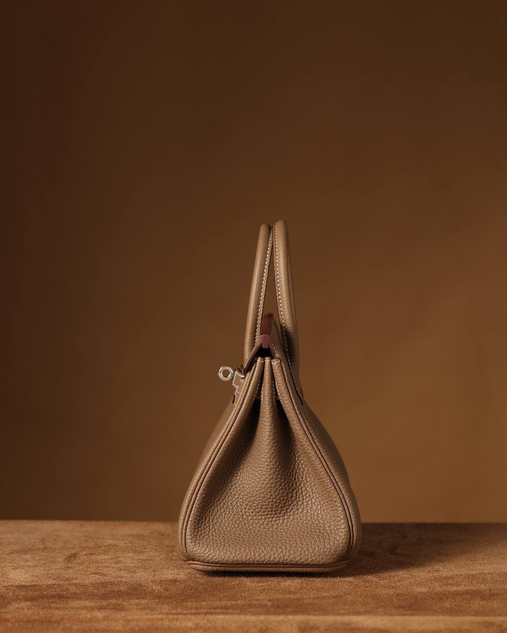 Hermes 爱马仕 Birkin25cm 大象灰银扣👜✨ Birkin 独家渠道货 独家欧洲原厂皮原厂五金组装的ZP尾单货 尺寸：20 X 25 X 13CM 尺寸：22 X 30 X 16CM Birkin我们采用的是进口原厂Togo真皮，什么是Togo皮呢？ Togo皮：最经典的Birkin用皮。表面是均匀的颗粒状，类似荔枝纹，有光泽。皮质较硬，容易保持包包的形状，相对较轻，触感比较柔软，耐磨耐用； 我们用的是纯原、原厂皮就是和原版专柜一样的皮！