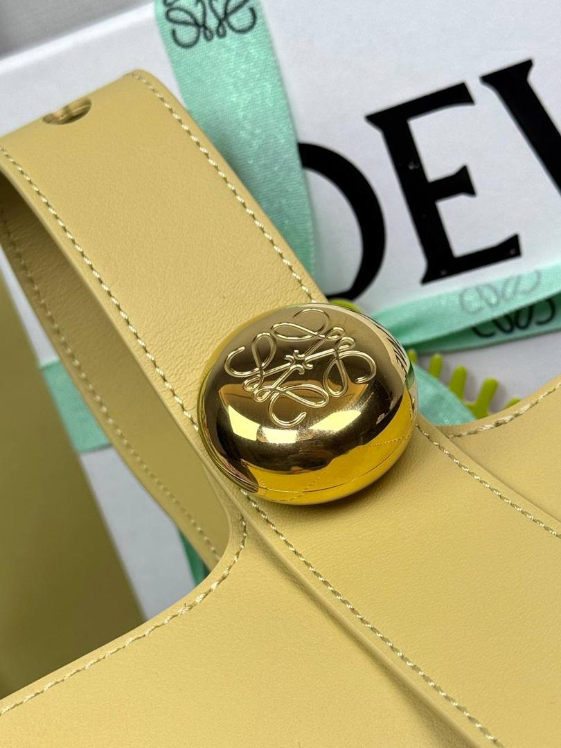 ♥️𝙈𝙞𝙣𝙞 𝙋𝙚𝙗𝙗𝙡𝙚 𝘽𝙪𝙘𝙠𝙚𝙩 ——【黄油色】 尺寸：𝟏𝟔-𝟏𝟔-𝟏𝟗.𝟓𝐜𝐦 编码：062339 【配全套礼盒】 🎈标志性Anagram鹅卵石点缀，配以纯粹简约线条以及瞩目设计风格，诠释全新𝙋𝙚𝙗𝙗𝙡𝙚手袋👜 🎈自带一根🉑拆卸🉑调节的肩带，一包多背，多样化风格，秀场大放异彩😀内里容量超大，日常实用性强👌 🎈配全套专柜礼盒🎁，给你满满的仪式感👀