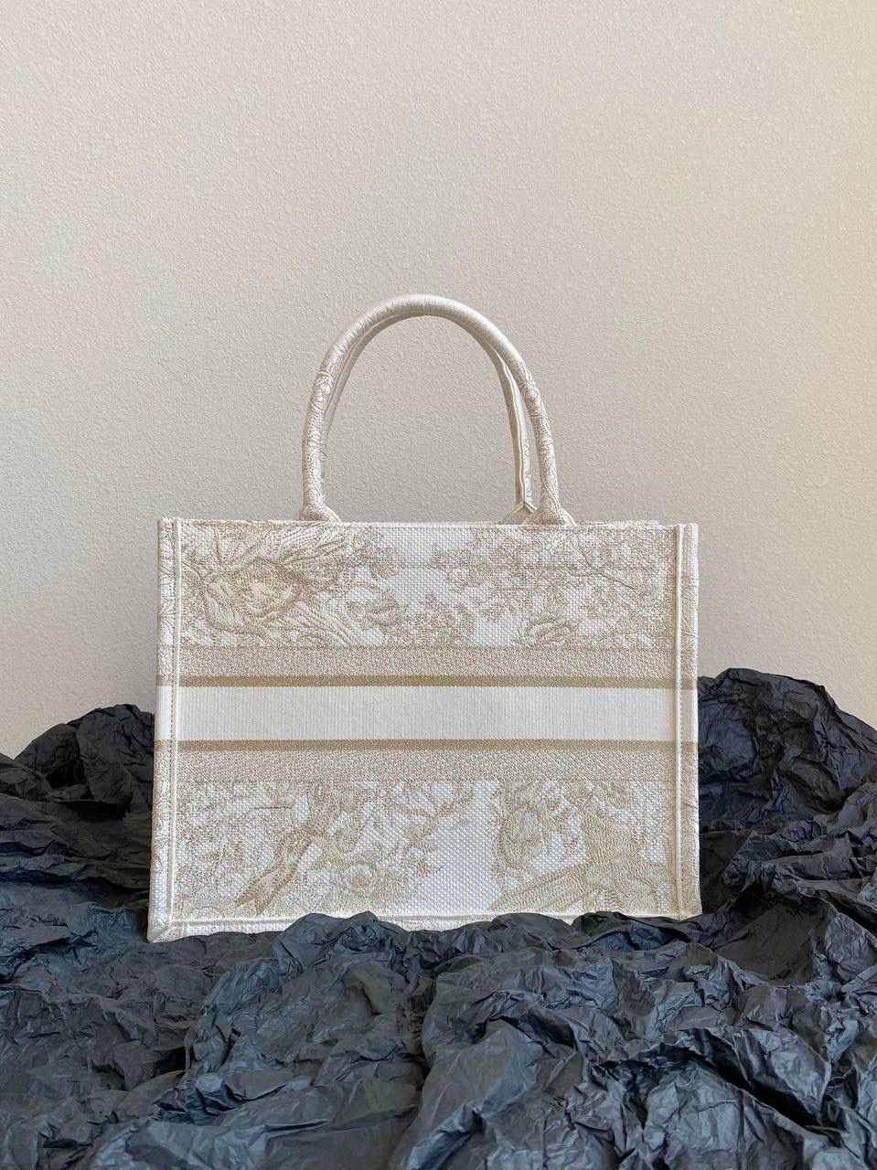 🈶金色中号 𝗖𝗗 𝗕𝗼𝗼𝗸 𝘁𝗼𝘁𝗲23圣诞限定"冬日花园"💕💕 充满诗意和繁花盛放，对花卉的喜爱 即使在严寒的冬天都要鲜花围绕 这是刻在骨子里的浪漫 这不只是包，还是艺术品 36.5×28×17.5cm