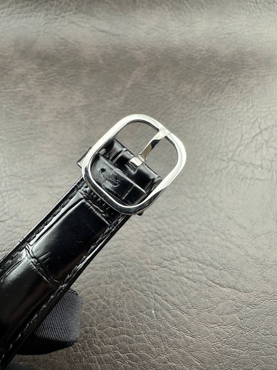 PP➕ Factory2025新品首发｜百达5738系列 68克配重版 复刻经典，更胜经典——GOLDEN ELLIPSE 黄金椭圆腕表重磅登场！ ✅ 黄金分割美学重塑：遵循1:1.6181经典比例，34.5MM×39.5MM椭圆表径搭配7.7MM纤薄厚度，复刻古典韵味与佩戴舒适度。 ✅ 316L精钢表壳：介于圆形与矩形之间的别致椭圆轮廓，还原原版线条张力，质感细腻出众。 ✅ 3D立体云贝母表盘：专属浮雕打印工艺，折射神秘深邃光泽，告别市面暗淡平庸款，上手自带高光。 ✅ 定制进口小牛皮表带：21X16尺寸对版原配，搭配同型椭圆表扣，与表壳设计遥相呼应，贴合手腕更显格调。 ✅ 9015精准机芯：走时稳定精准，兼顾实用性与耐用性，日常佩戴无压力。 PP➕不做“远观款”，只为呈现最接近原版的真实佩戴体验——从细节质感 to 上手触感，每一处都经得起近距离审视，让经典韵味在腕间完美延续！