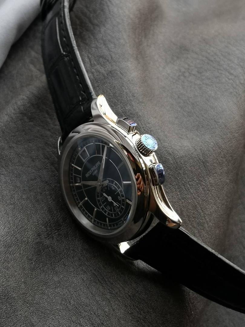 2024墙裂推荐 重金打造经典时计】——百达.翡丽复杂功能系列5905R-010重磅登场，迄今推出的首款Nautilus复杂腕表，以超复杂的工艺技术打造休闲运动腕表。 1⃣️小身板大能量：尽揽以下功能∶12点位日历功能 10点位星期功能 2点位星期功能 6点位24小时。所有功能都可正常使用。 2⃣️机芯采用复刻版Cal.240自动上链机芯，在实现外观的逼真前提下，功能一并完美诠释。 3⃣️改装大师独立制表人，倾情参与定制改装表盘颜色，给予独一无二的腕表增添有趣的灵魂！ 匠心力作 欢迎各位表友品鉴！