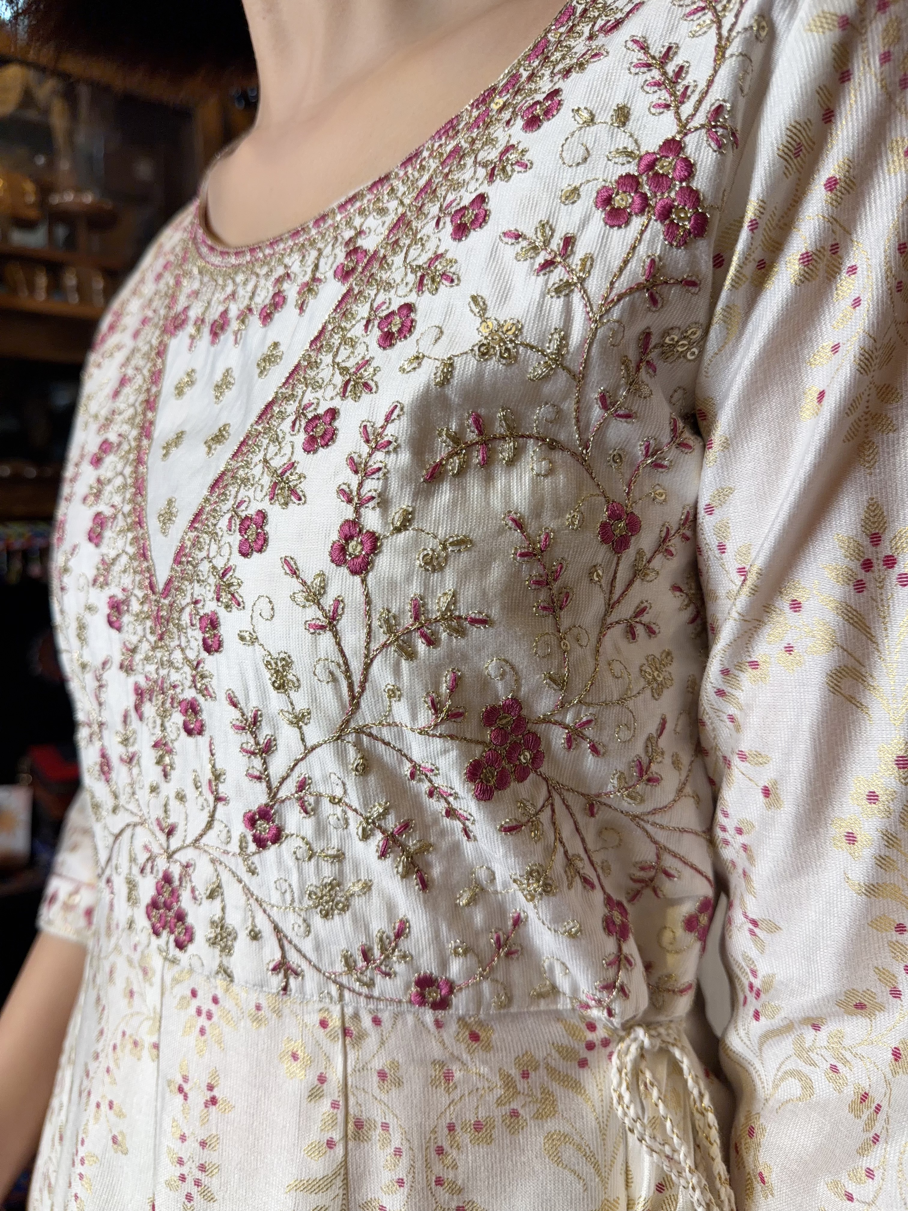 1662 Pearl White X Pink Emb. 12-cloth 4-Rope OP 49"