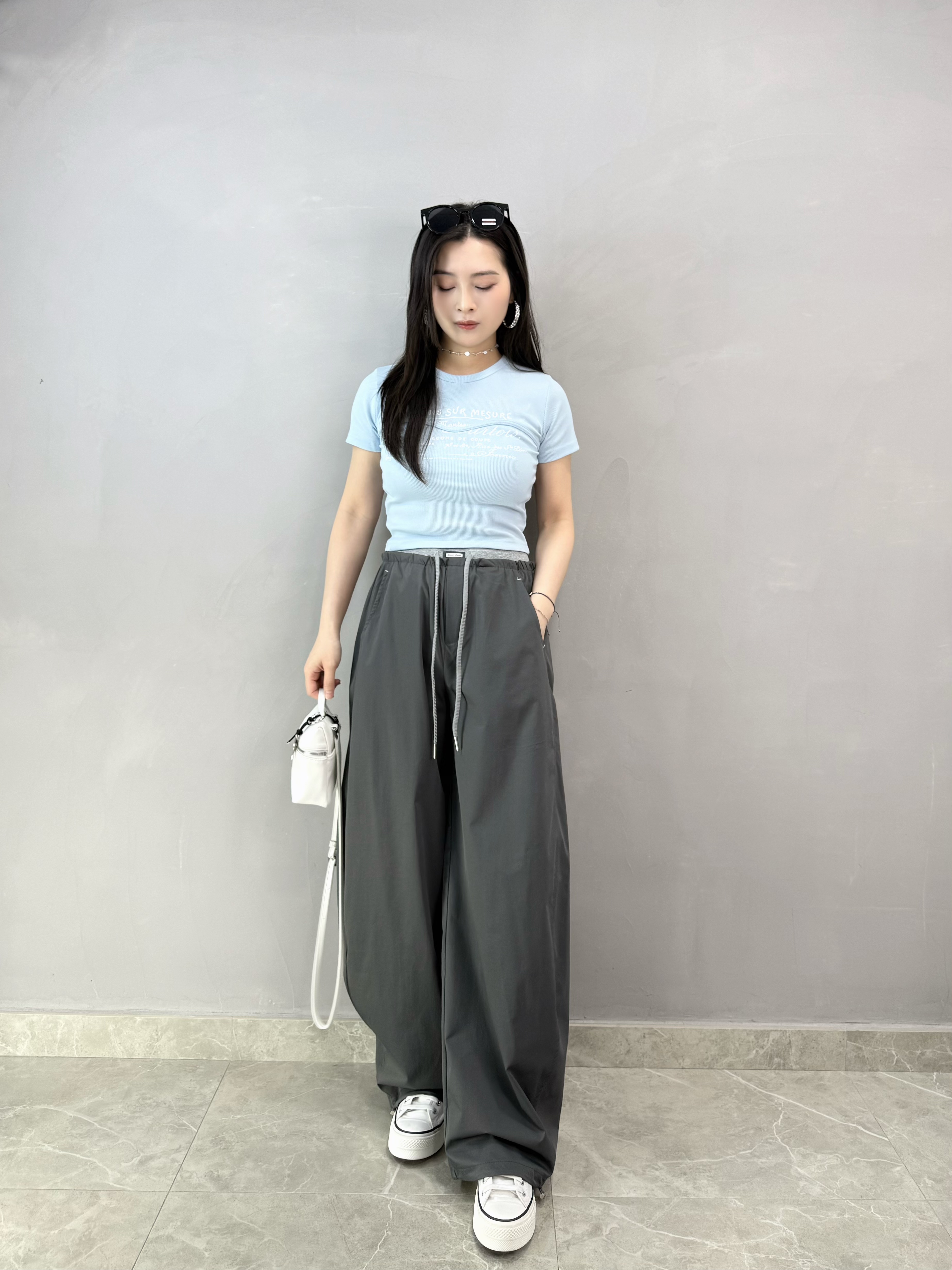 I83 細英文字暗紋Tee