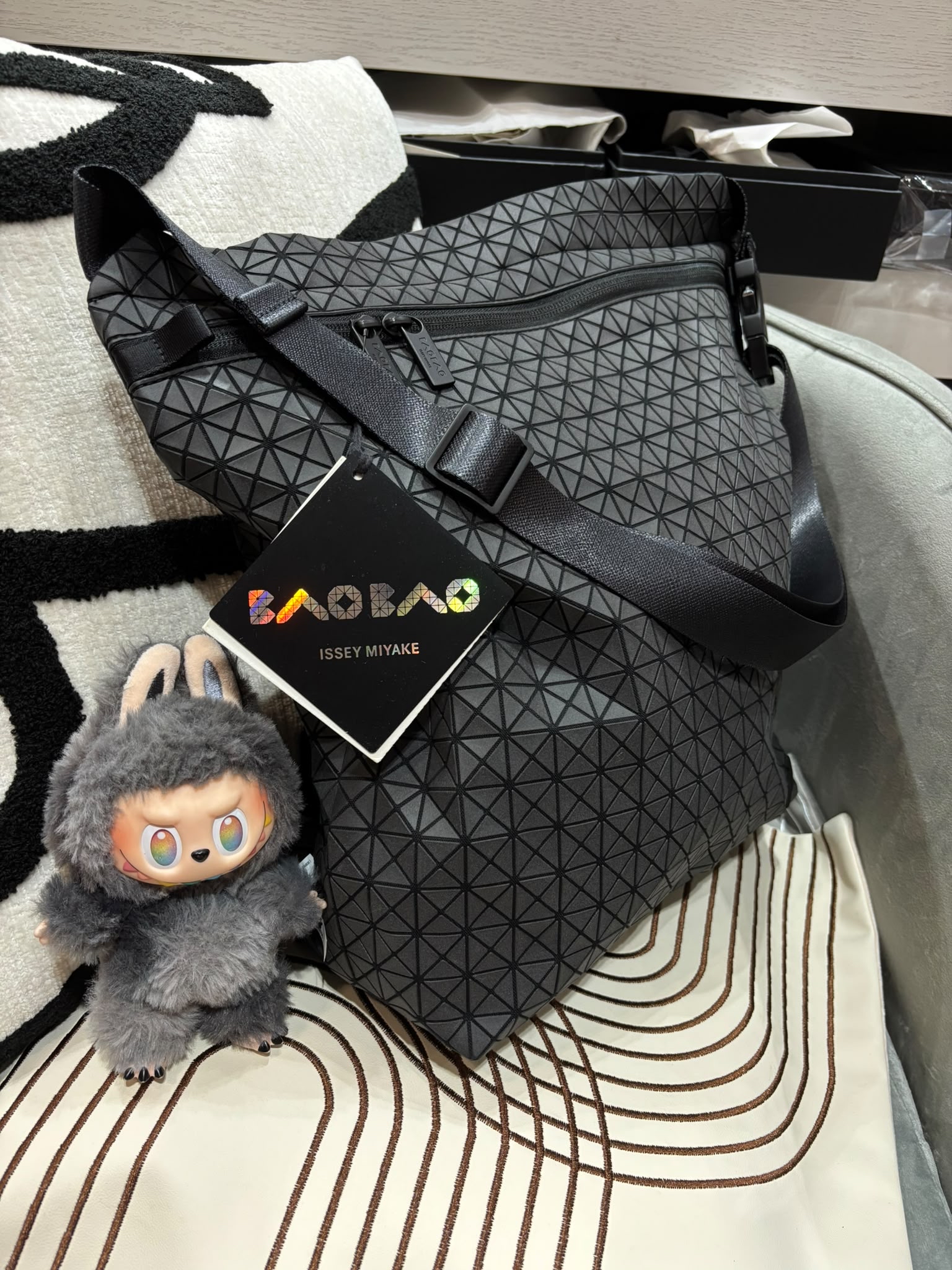 Issey Miyake Bao Bao Curo Curve Shoulder Bag 霧黑 100%Authentic, 99%New ✅ certificate ✅Dust bag