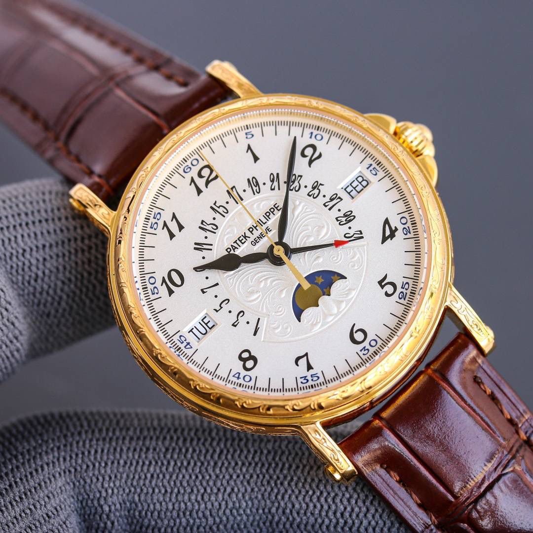 百达翡丽5159万年历腕表✨ 儒雅登场 38mm黄金尺寸+百搭表耳，大小手腕都适配，商务正装露半节超显贵气💼，上手舒适有分量，成功人士标配，戴出排面与底气🤩 ✅表壳精磨细造，温润如玉质感拉满 ✅冲压后盖衔接清脆，防水性能升级 ✅刻度指针贵金属电镀，质感更出众 ✅锅盖型微凸蓝宝表镜，通透辨时准 ✅贵金属钢印立体清晰，细节超规范 🔥定制Cal.324一体机芯｜更薄更稳，仿真度拉满 🎩意大利小牛皮表带+顶级灯笼表扣，通用原装，正装儒雅范儿拉满，人生赢家必备款！