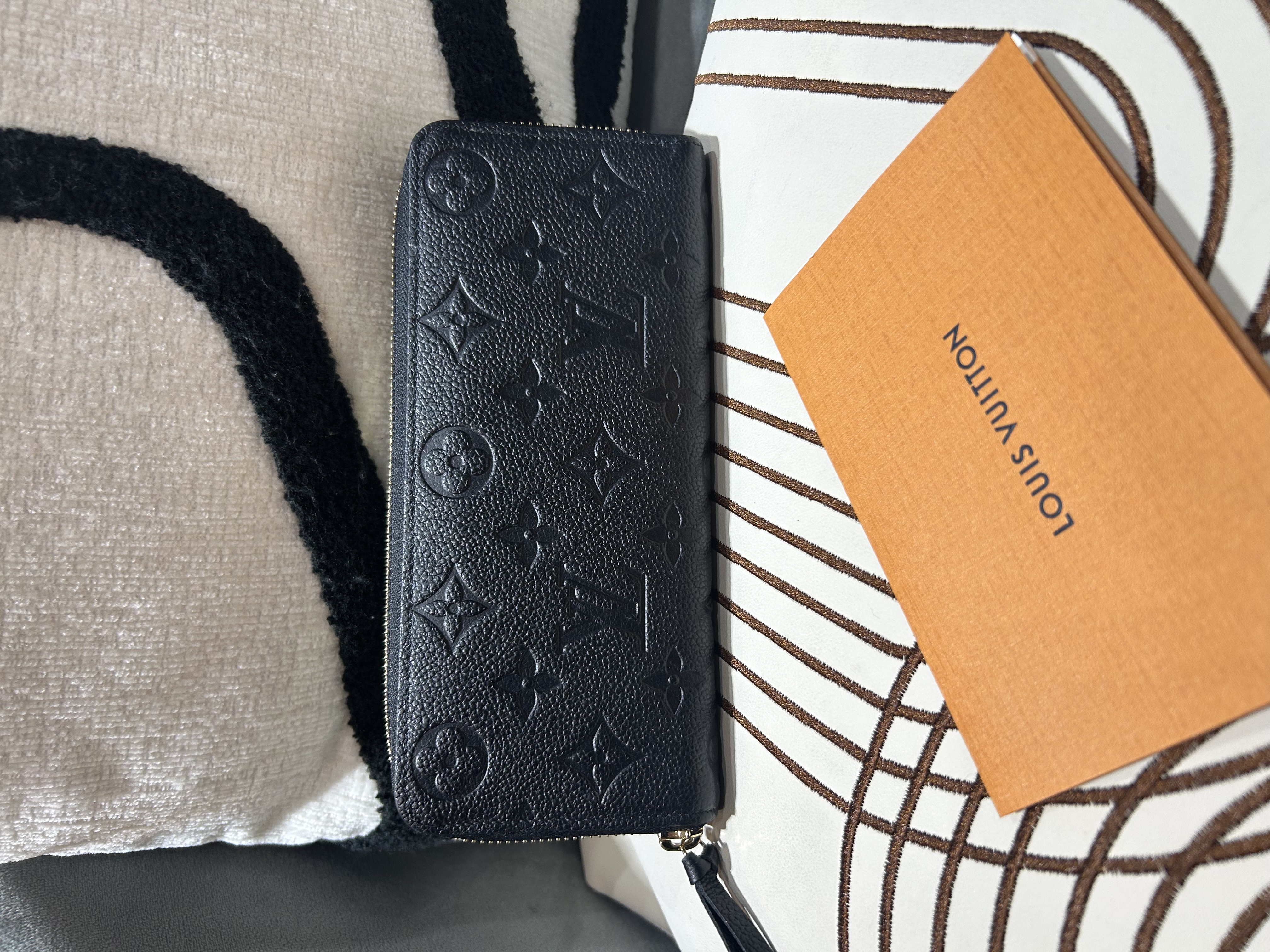LV Clemence Long Zip Wallet M60171 Black Calfskin 100%Authentic, 98%New ✅NFC✅收據✅Dust bag✅Box