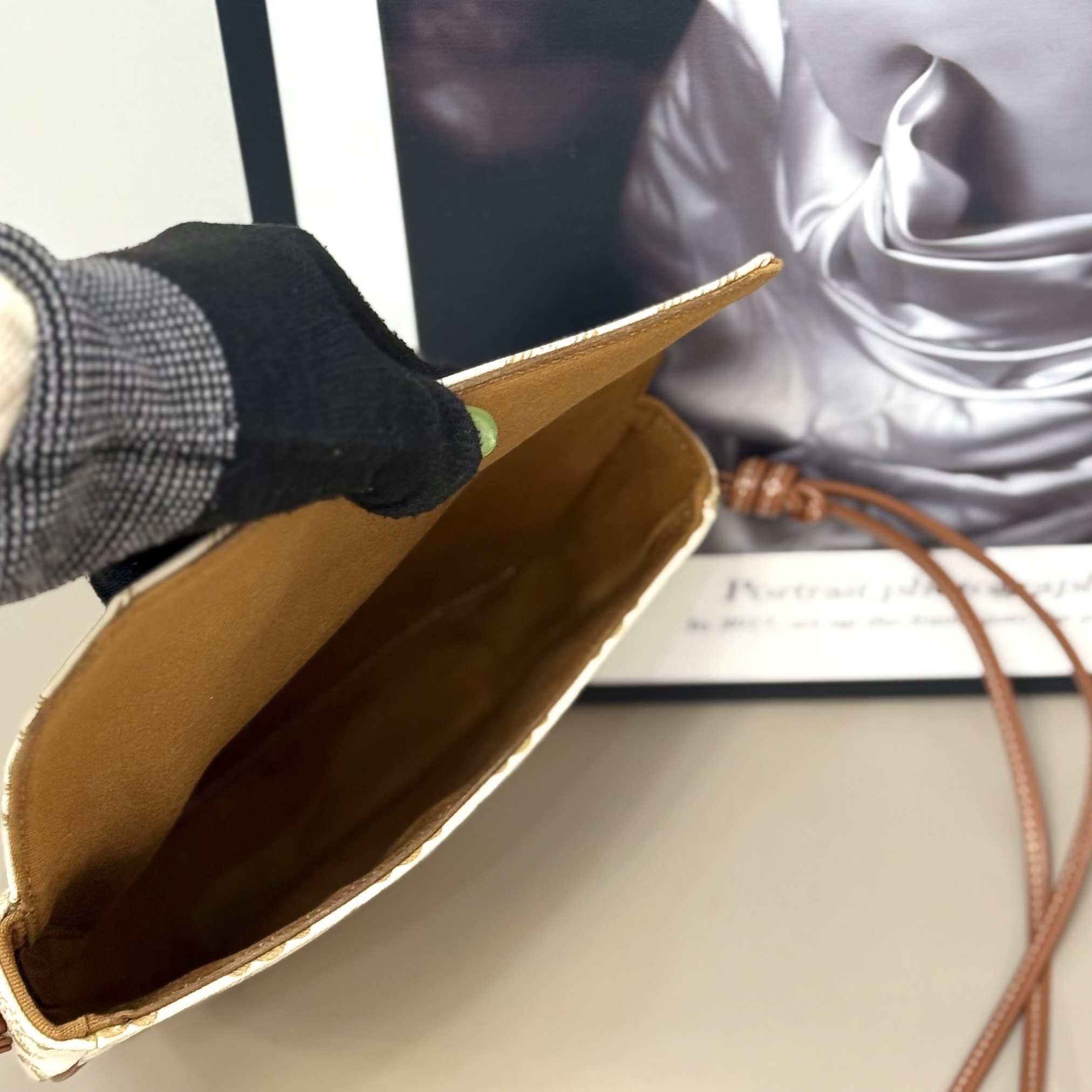 【預訂貨品】Celine白色老花三角包 