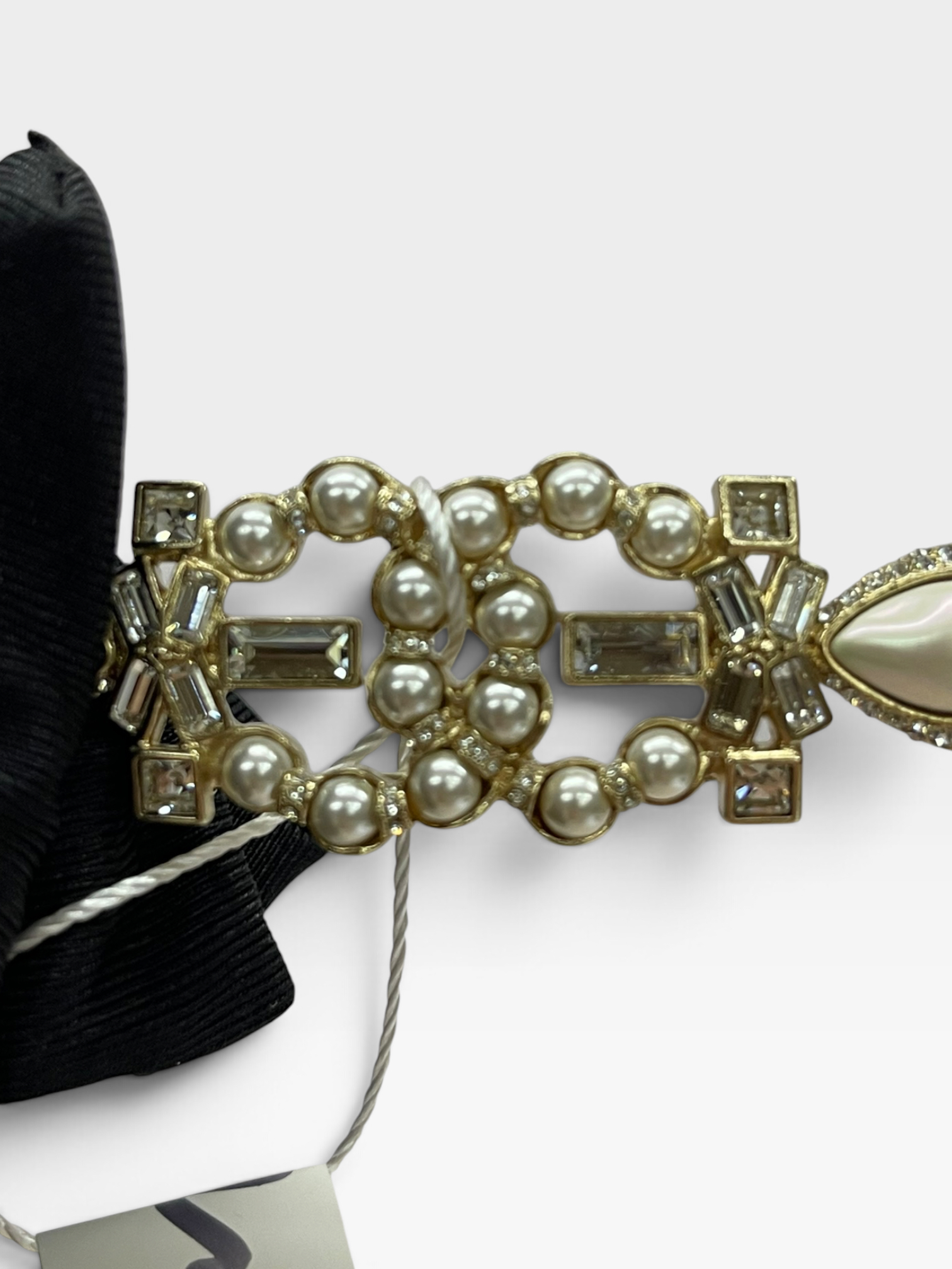 Pre-Owned CHANEL  Pearl And Crystal Bar Brooch / Product Code: 091404