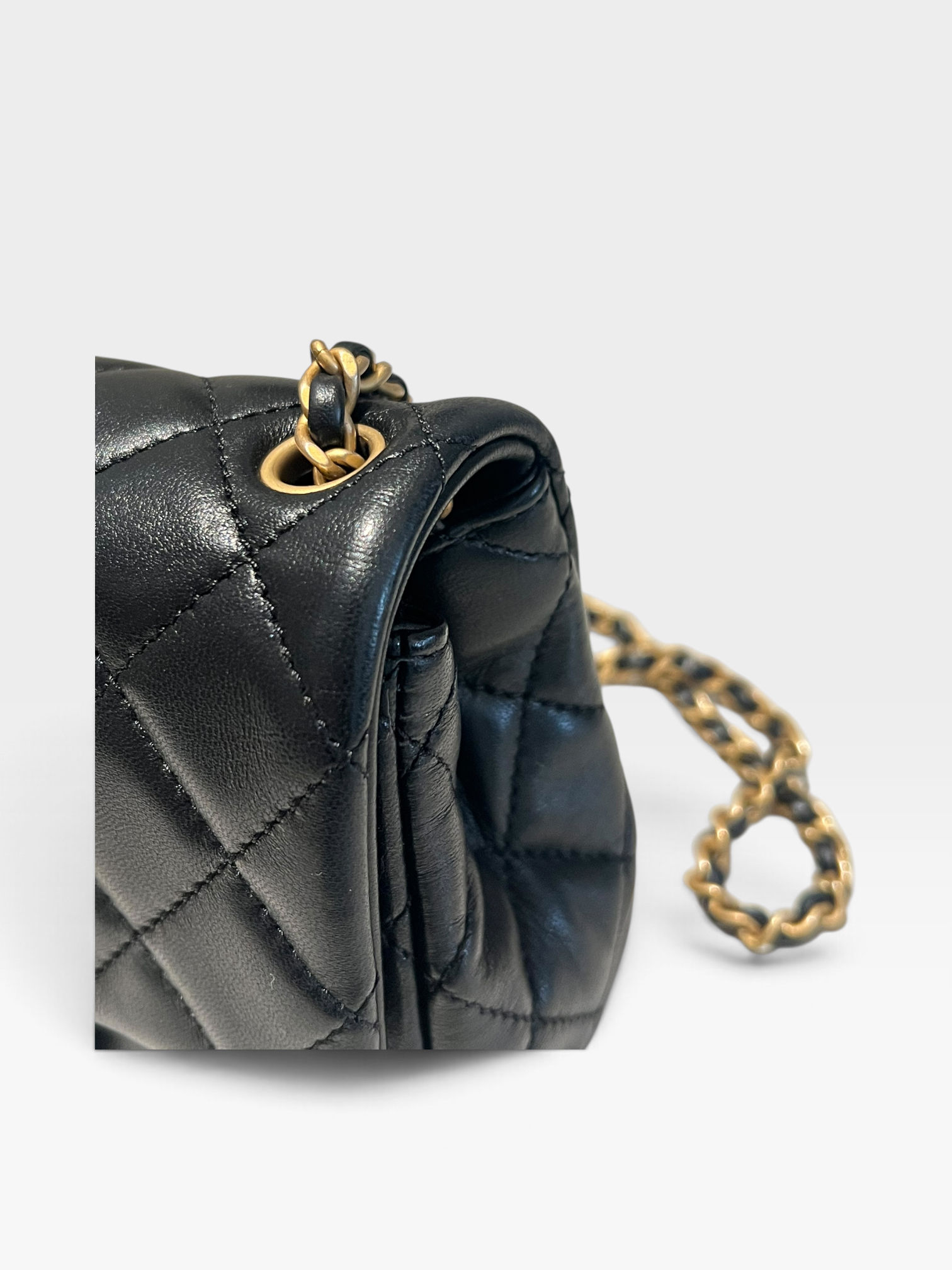 Pre-Owned CHANEL Black Quilted Square Pearl Crush Gold / Product Code: 091803