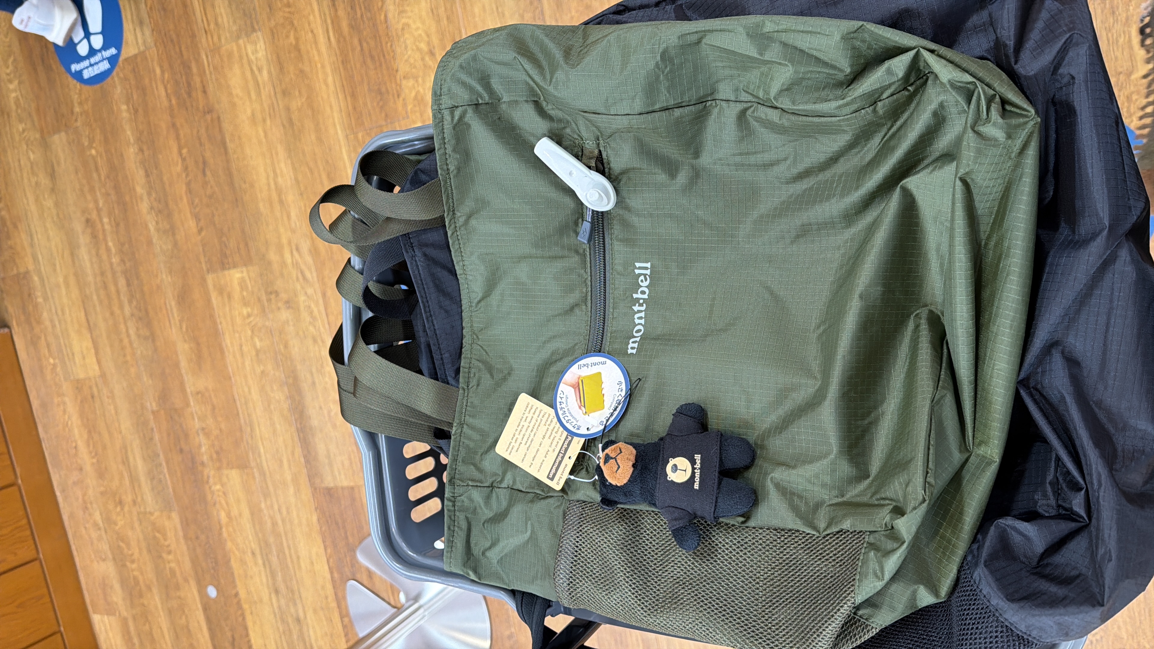 Montbell 軍綠色Totebag (配黑色熊仔）