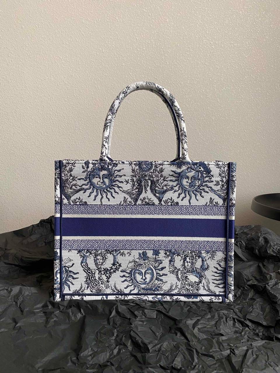 🈶蓝白中号 𝗖𝗗 𝗕𝗼𝗼𝗸 𝗧𝗼𝘁𝗲 24太阳神阳光茹伊 它有代表春天的玫瑰 夏天的麦穗，秋天的枫叶 以及冬日的枝干🍂 整个太阳也是关于守护的象征 寓意是非常美好的，浪漫且神秘 那种高定视觉，沦陷了！！ 行走在街头很是时髦🌟🌟 36×27×16cm