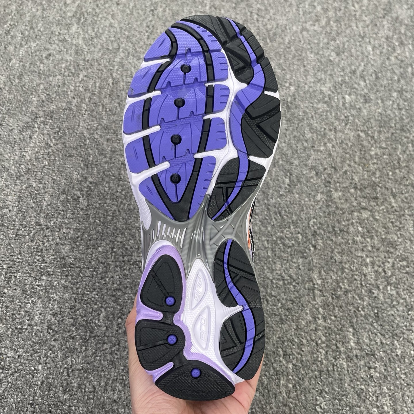 Saucony ProGrid Omni 9