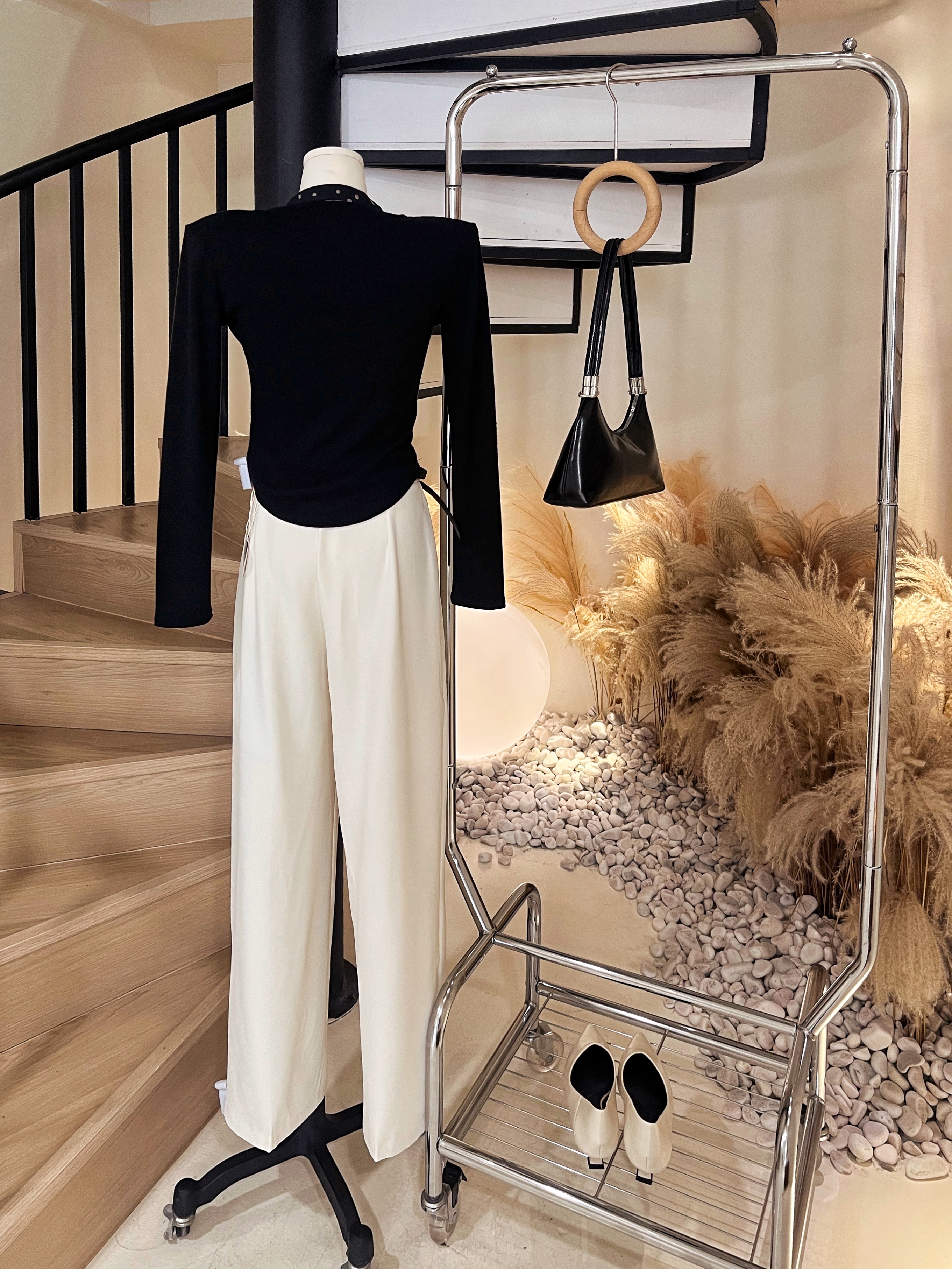 V领针织上衣+波点围巾