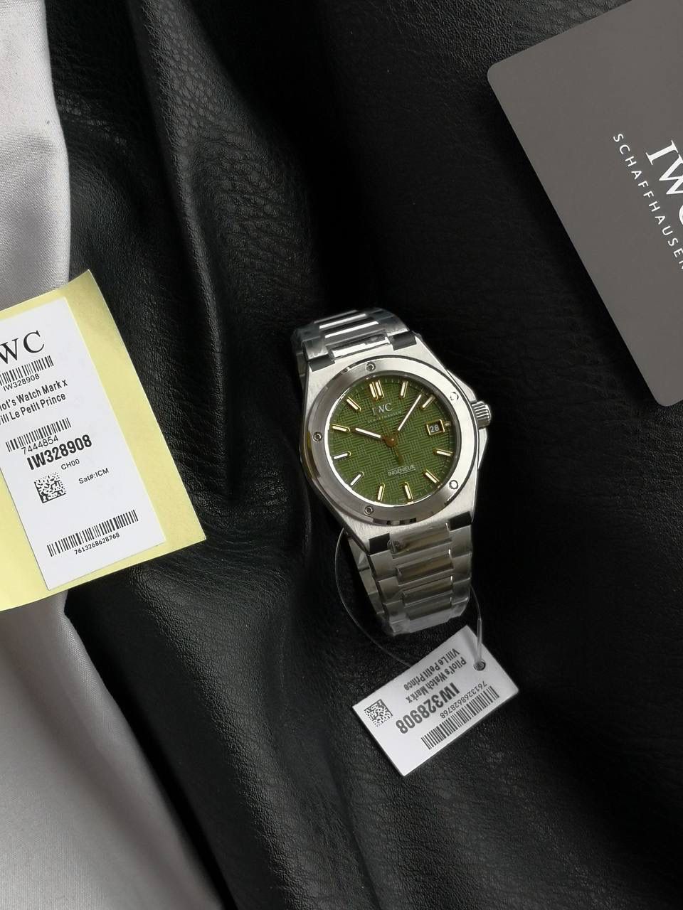 全新工程师自动腕表40 “牛油果”限量款（IW328908），灵感源自《F1®》电影布拉德·皮特佩戴定制表，全球限量1000枚。 采用精钢表壳与表链，“网格”纹饰绿色表盘饰以金质镶贴时标，精妙复刻影片中角色的配色美学。 绿色表盘源于布拉德·皮特的个人标志，搭配“网格”纹理和功能性螺丝表圈，凝练工程师系列的结构语言，致敬IWC万国表与F1赛车运动的长久友谊。