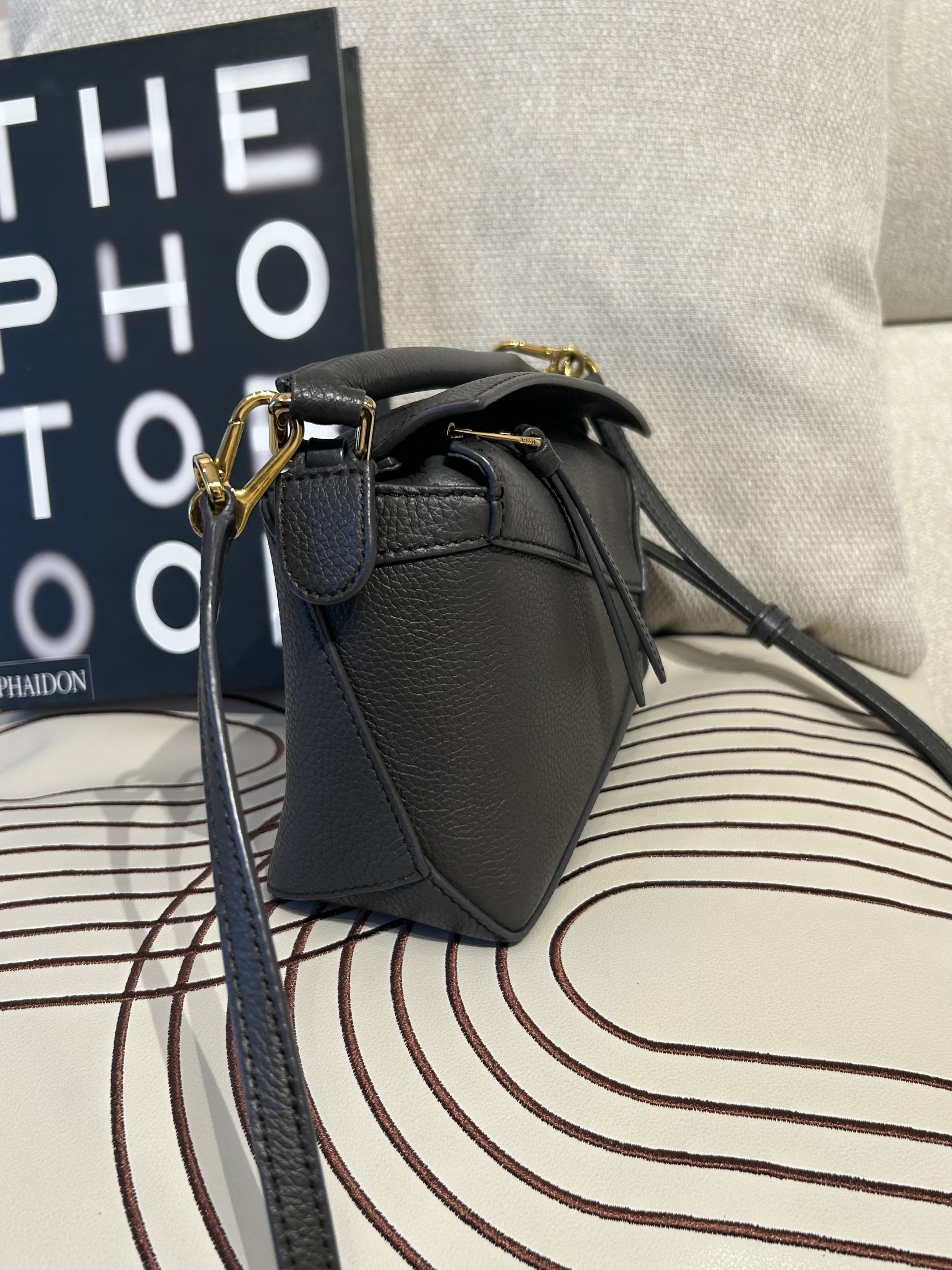 Loewe Puzzle Edge Mini 粒粒牛皮 100%Authentic, 98%New ✅Dust bag✅booklet✅肩帶