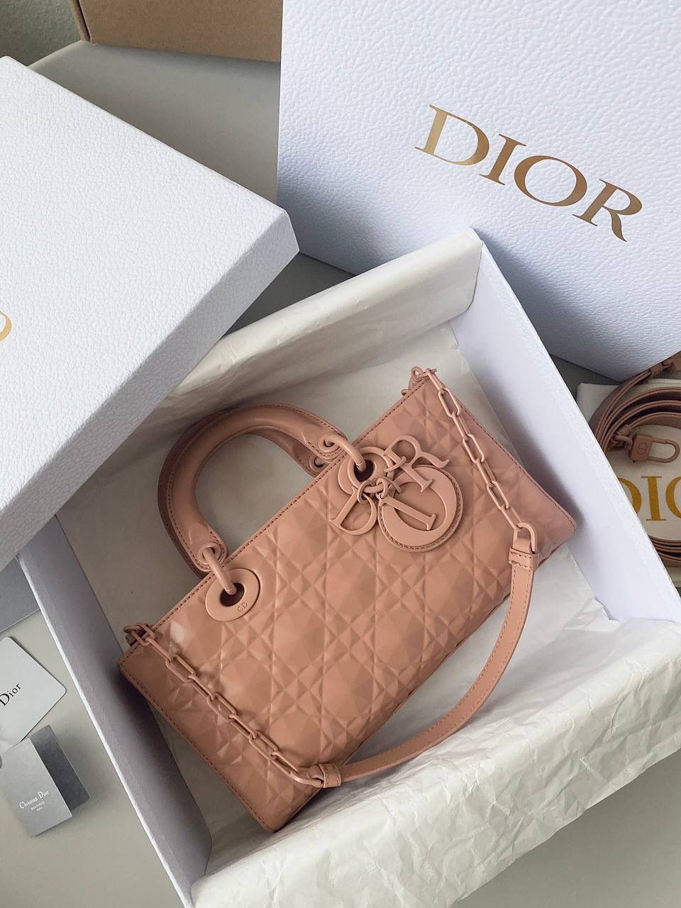 钻石粉 🎀𝗗𝗶𝗼𝗿 𝗗-𝗝𝗼𝘆 𝗯𝗮𝗴🥰 时尚果然就是轮回，回归了一把中古戴妃 特殊处理的哑光牛皮钻石藤格纹，八个切割面挺括有型，全套磨砂材质五金，长方包形短链条➕细长肩带直接封神！！ 复古时髦感超强，真是什么场合都可以把住 绝对是lady中的天花板了，强势出圈啦姐妹们🔥🔥 26 x 13.5 x 5cm