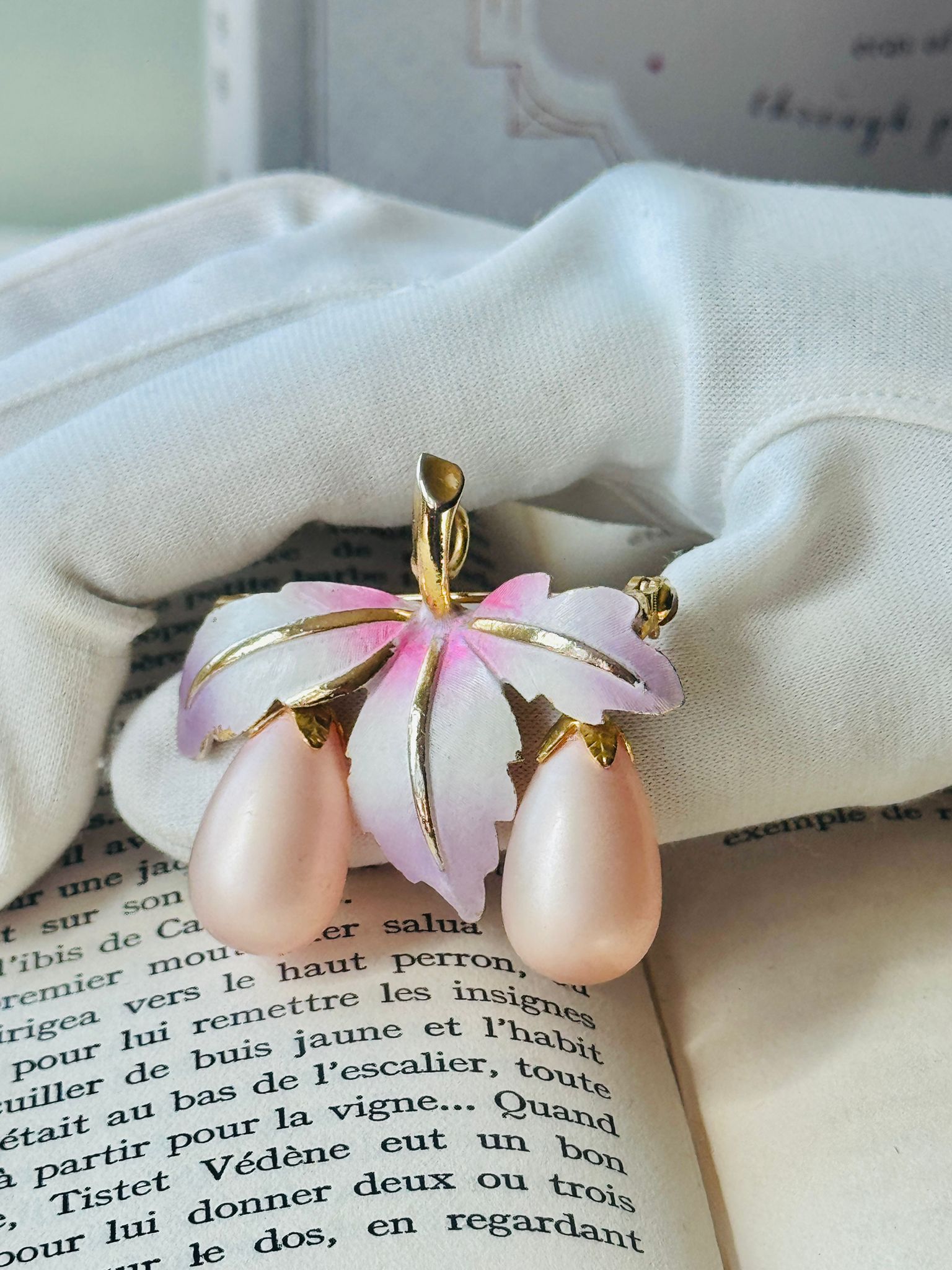 Romantic Paste Pinkl Leaf With Pearlescent Drops Two-Way Brooch/Pendant (MT2595)