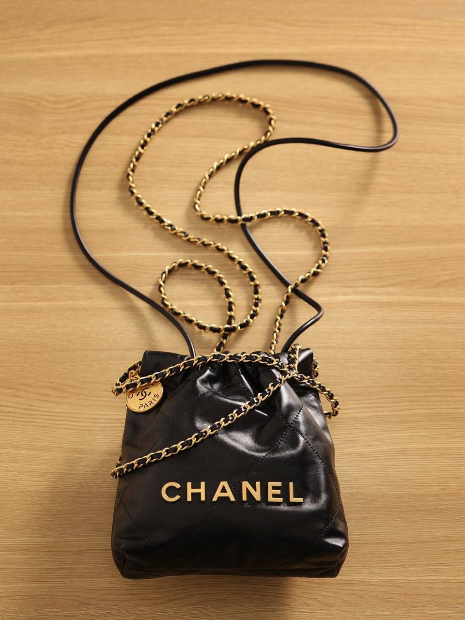 chanel 22迷你手袋💞👜 独家渠道货 高清实拍图首发 材质：亮面小牛皮与金色金属黑 牛皮是原厂皮 、原厂进口头层小牛皮、真皮、毛孔清晰可见的小牛皮 五金材质是做旧的古铜金属 尺寸：20cm x 19cm x 9cm