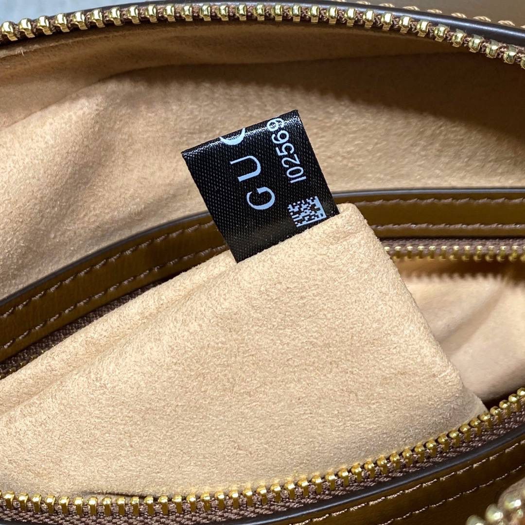 𝙂𝙪𝙘𝙘𝙞 𝟭𝟵𝟱𝟱 𝙃𝙤𝙧𝙨𝙚𝙗𝙞𝙩 复古邮差包 大货实拍 男女皆可使用 相当洋气❗️ 型号：645454 尺寸：22.5*17*6.5cm