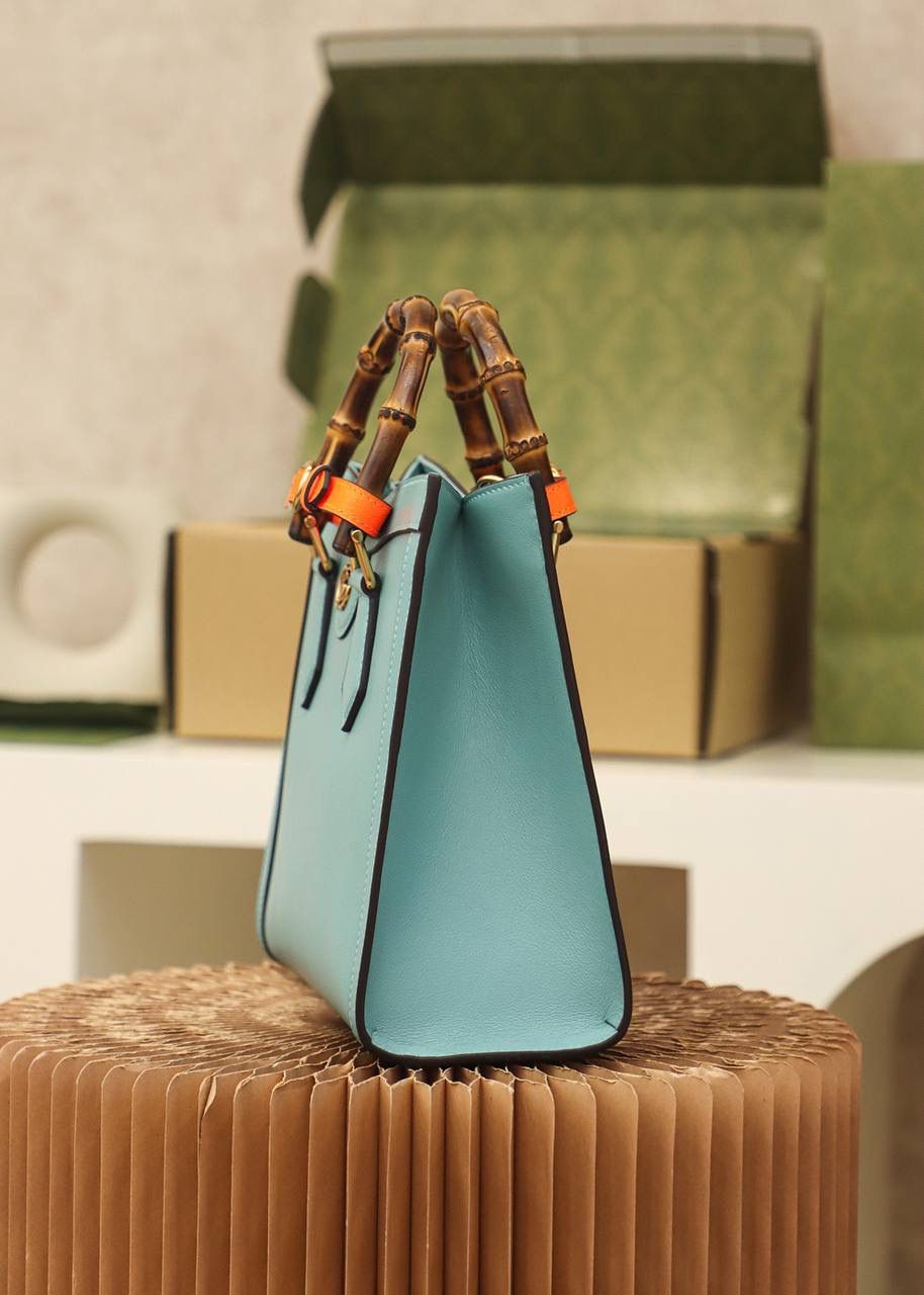 𝐆𝐮𝐜𝐜𝐢 𝐃𝐢𝐚𝐧𝐚 小号#660195#正品皮 ▪️尺寸：27*24*11cm 𝐃𝐢𝐚𝐧𝐚竹节系列以经典致敬100周年， 黛安娜王妃最爱的经典竹节再次回归， 托特造型融合复古元素的竹节， 实物真的太惊艳了， 小号尺寸更适合通勤风， 手提或者斜挎， 悠游于日常与工作上班之间， 时髦感别具一格， 经典百搭，个性又不失优雅感， 搭配彩色的扣带， 简直增添了少女气息！🌈🎀