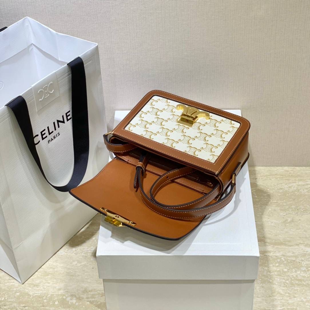 🔥大货实拍图 𝗖𝗘𝗟𝗜𝗡𝗘 ♥ 𝗧𝗥𝗜𝗢𝗠𝗣𝗛𝗘 𝗧𝗘𝗘𝗡 𝗕𝗢𝗫小号 在原来的锁扣上加了CELINE首字母凯旋门扣，完完整整的巴黎血液注入啊！将复古元素与品牌一向拿手的利落线条相结合，气质 高贵！ 型号：188882 小号尺寸：18.5*14*6cm