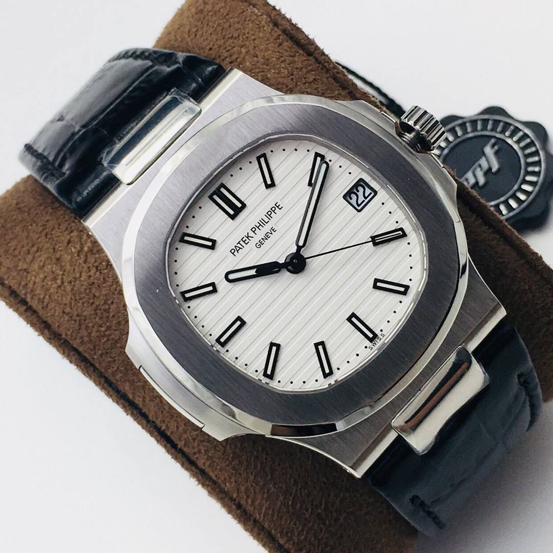 新力作 V4超级升级版 百达.翡丽鹦鹉螺重磅来袭！ 1：第一款真正意义上的超级鹦鹉螺，震撼来袭，全新修正的不锈钢表带，铰链部分根据真正的百达翡丽鹦鹉螺不锈钢表带拆解开发，和正品一致的贴合效果！ 2：逆袭之前所有副本，铰链开合角度和正品一致，锁毕声音和正品相同！ 3：重点指出此次V4版的面盘在采用与真品一致的覆荧光涂层金质立体时标，特别突出的“蓝魅”面无限接近原版！ 4：机芯方面是全新订制的修正版的一体芯Cal.324机芯，是目前唯一做到机芯的钢印与正品一样的雕刻工艺。