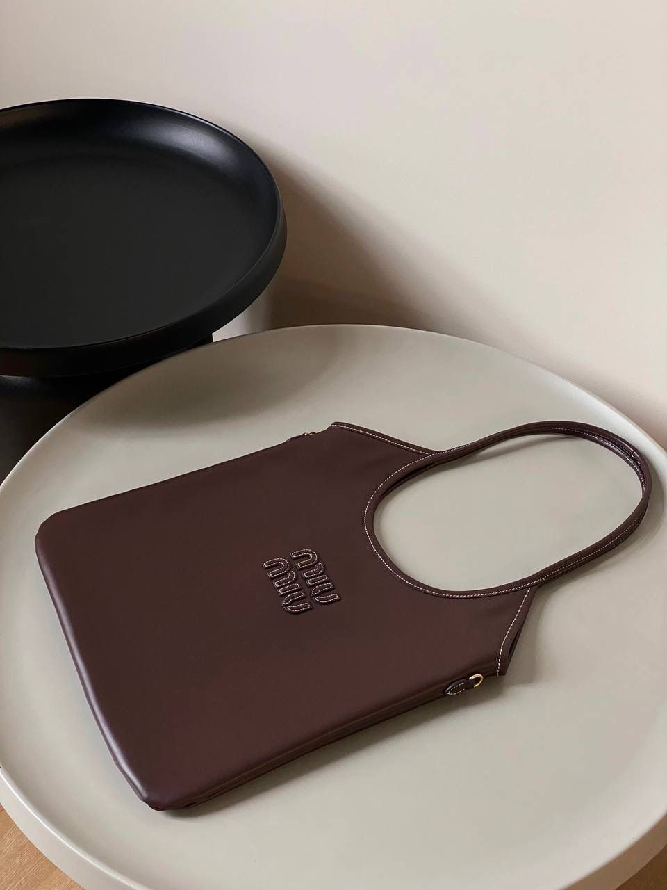 🈶石南木色 𝗠𝗶𝘂𝗠𝗶𝘂24秋冬 𝐢𝐯𝐲托特 今年这只巧克力色 给调色师跪下了！ 一整个浓浓的秋冬氛围感，已经开始期待秋天了 不管是皮质还是色泽都超有质感 根本爱到不行啊 近两年miu水涨船高，爆款制造机 出什么火什么，杀疯了已经，都去冲 35×40cm #F0110m